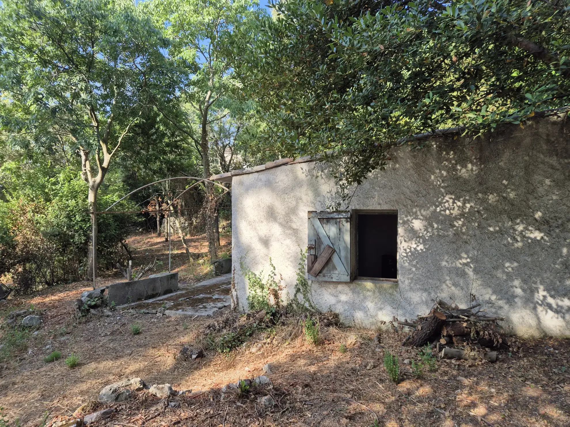 A vendre mazet à rénover de 25 m² à Nîmes, terrain arboré de 982 m² 