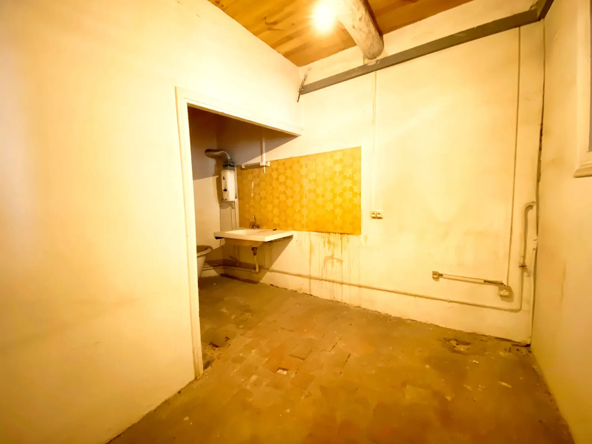 Immeuble mixte à Aubenas en centre-ville avec potentiel de rénovation 