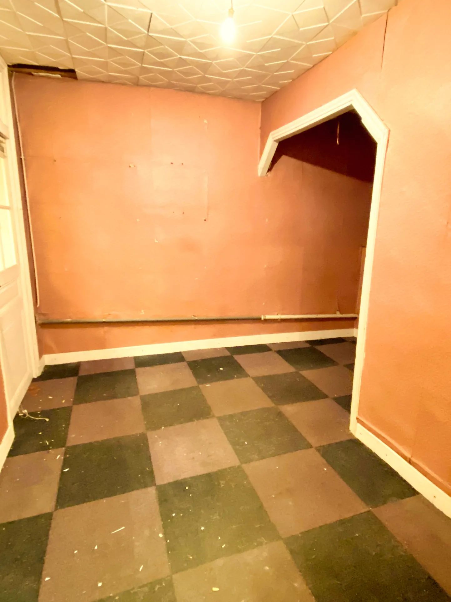 Immeuble mixte à Aubenas en centre-ville avec potentiel de rénovation 