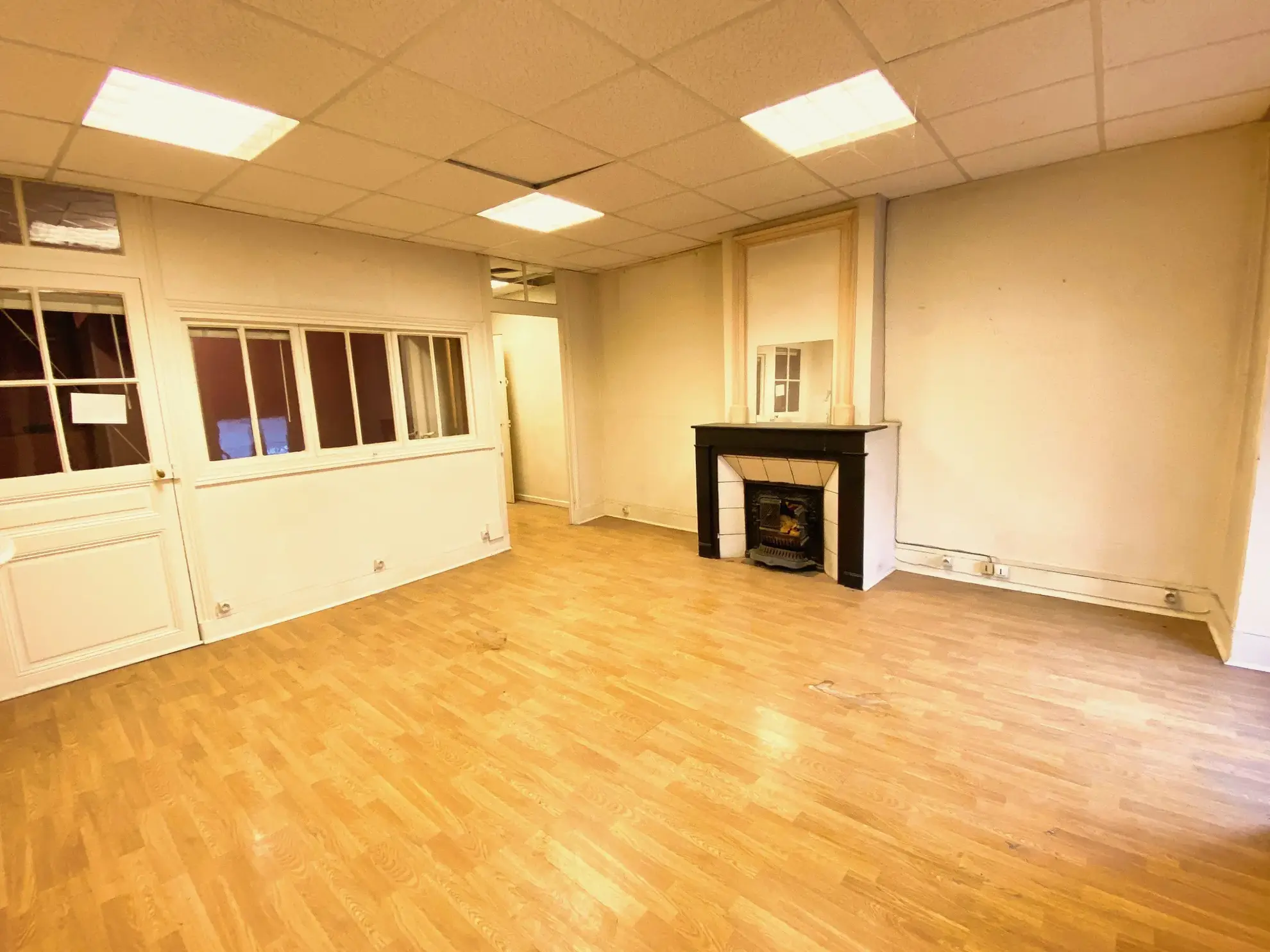 Immeuble mixte à Aubenas en centre-ville avec potentiel de rénovation 