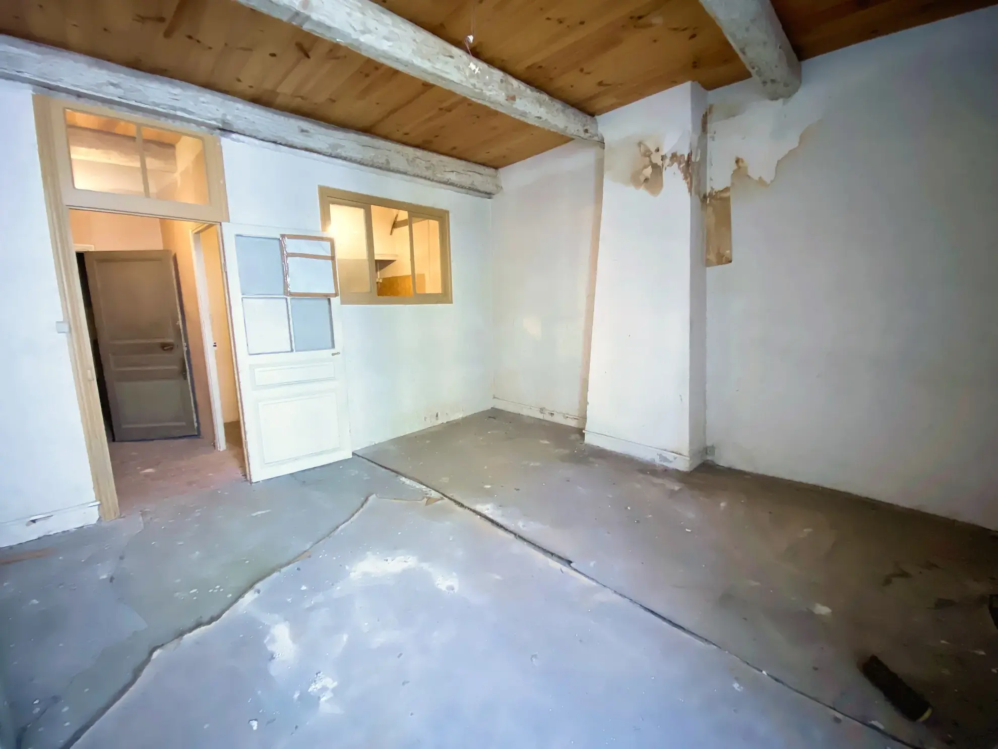 Immeuble mixte à Aubenas en centre-ville avec potentiel de rénovation 