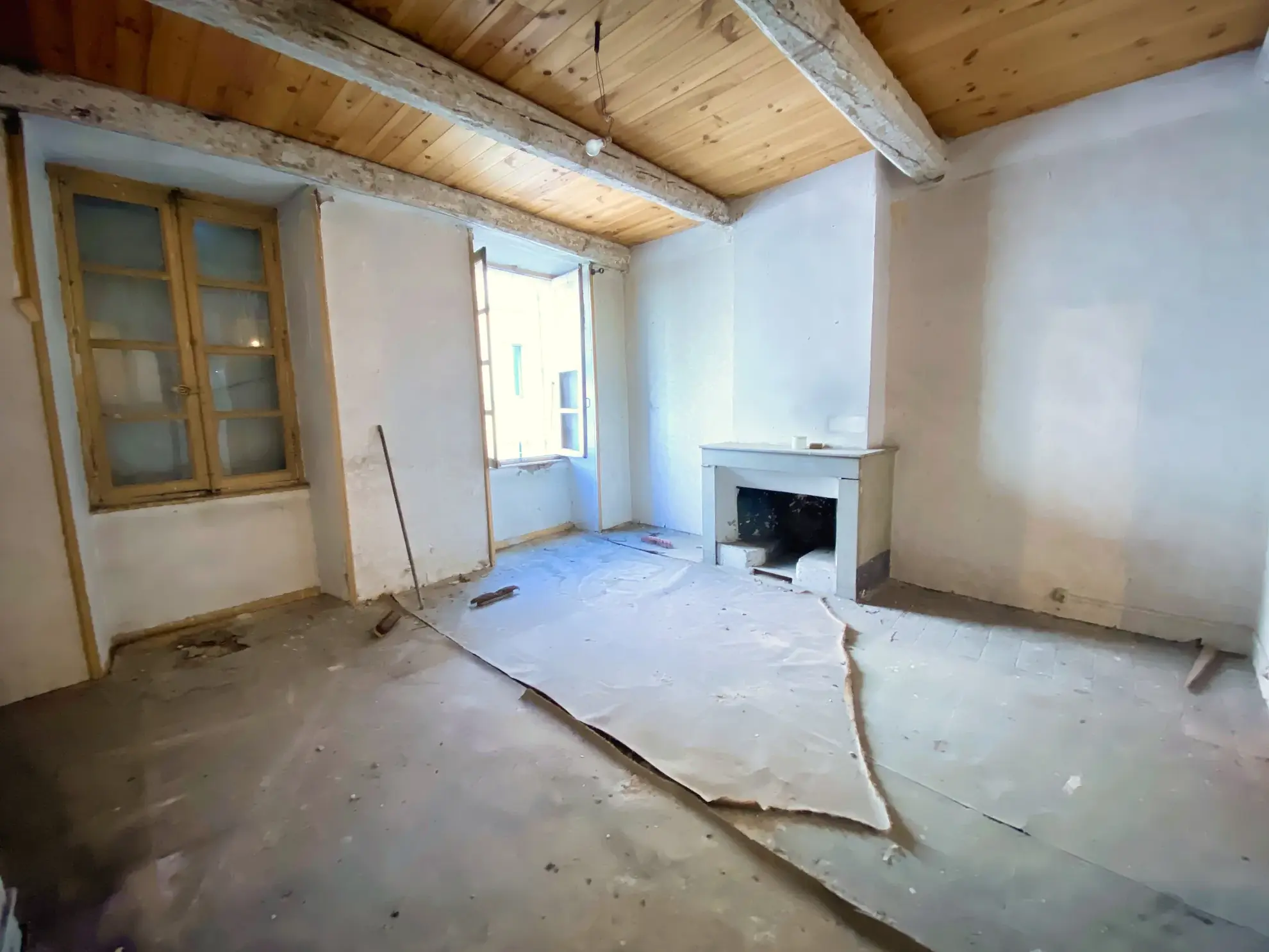 Immeuble mixte à Aubenas en centre-ville avec potentiel de rénovation 