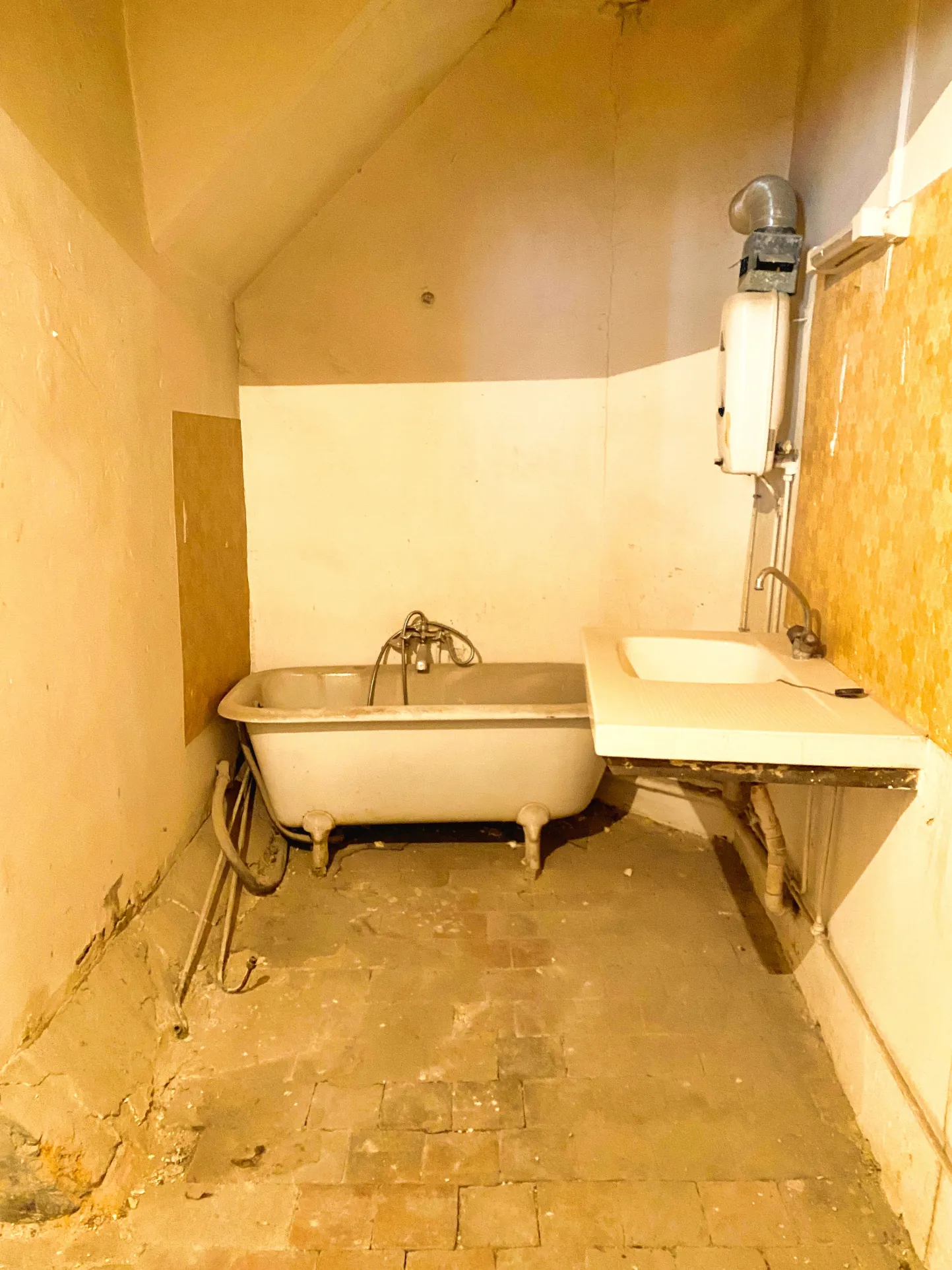 Immeuble mixte à Aubenas en centre-ville avec potentiel de rénovation 