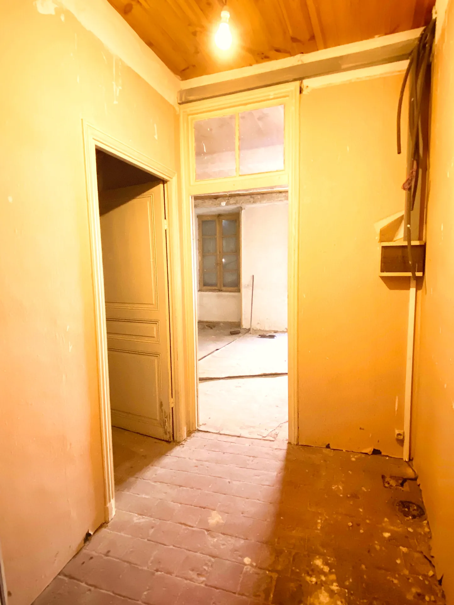 Immeuble mixte à Aubenas en centre-ville avec potentiel de rénovation 