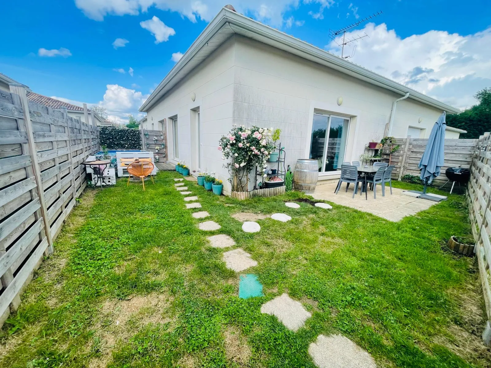 Maison mitoyenne en duplex avec jardin à Artigues-pres-Bordeaux 