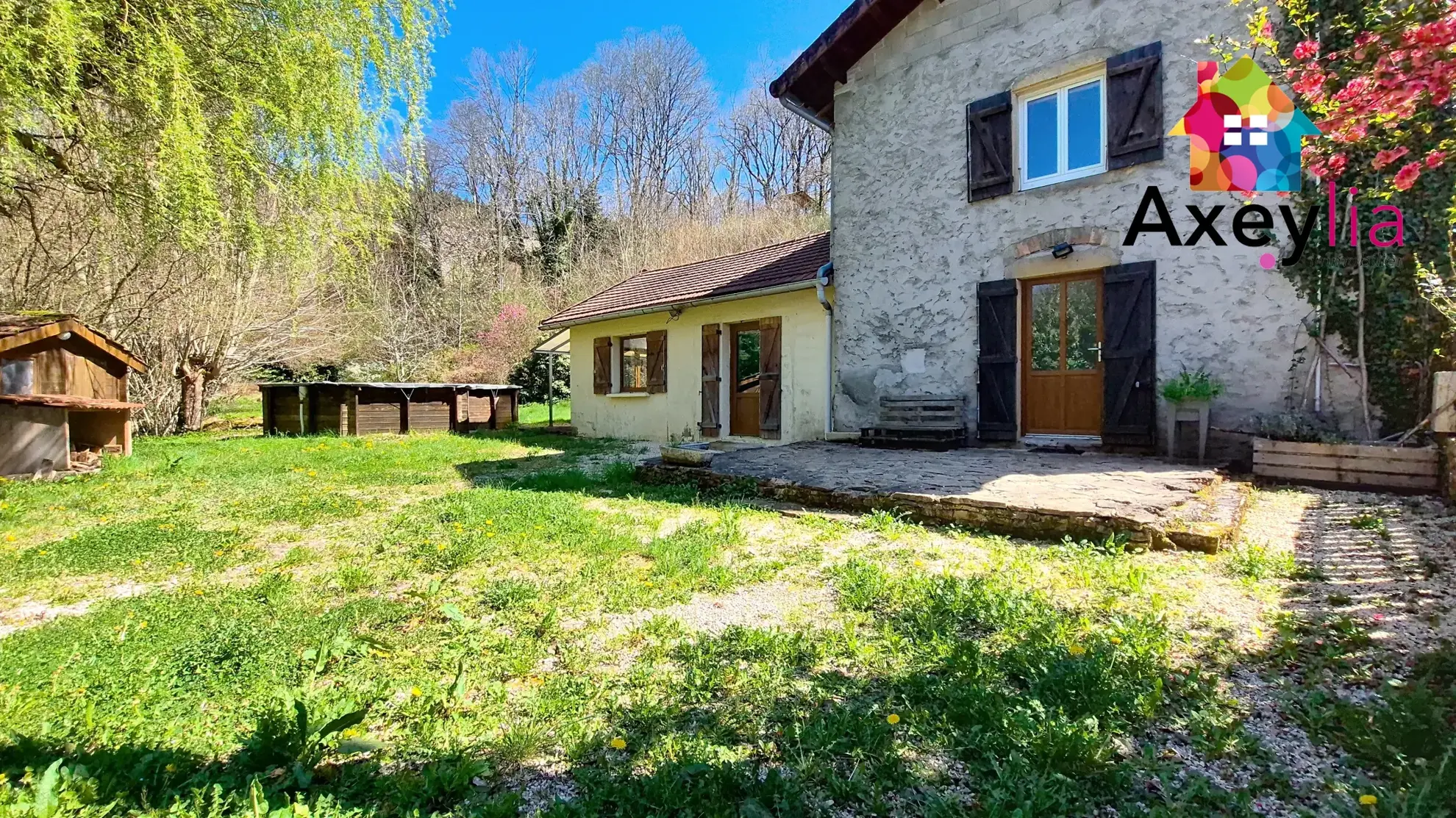 Maison à vendre avec 4 chambres, piscine et terrain boisé à Chauffailles 
