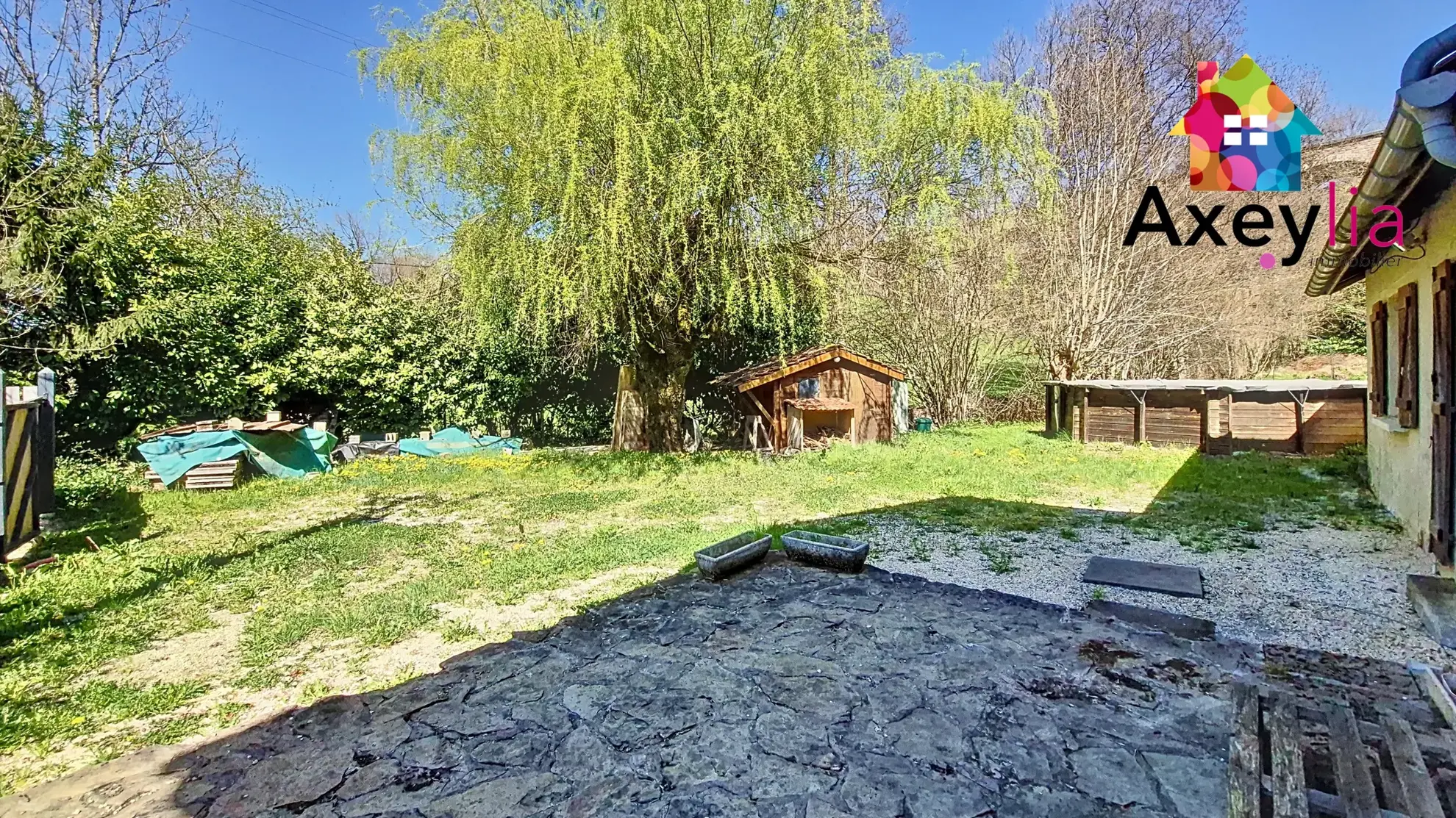 Maison à vendre avec 4 chambres, piscine et terrain boisé à Chauffailles 