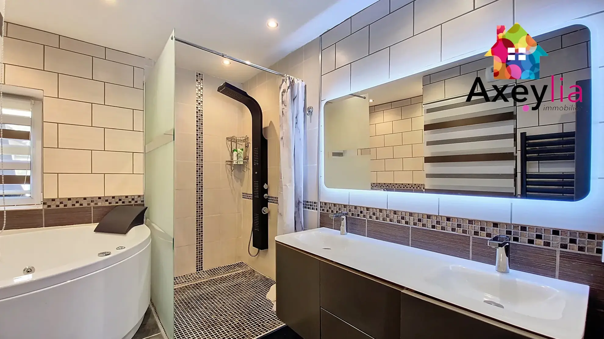 Maison à vendre avec 4 chambres, piscine et terrain boisé à Chauffailles 