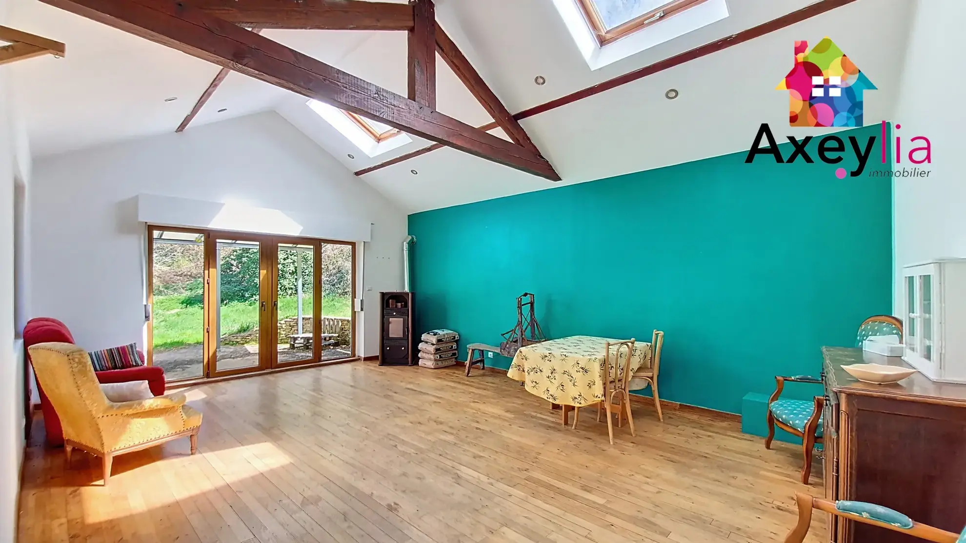 Maison à vendre avec 4 chambres, piscine et terrain boisé à Chauffailles