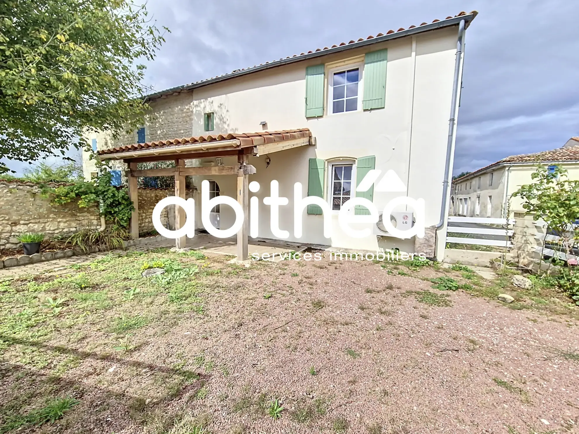 Maison de village rénovée avec 4 chambres, terrasse ensoleillée et pompe à chaleur à Pons 