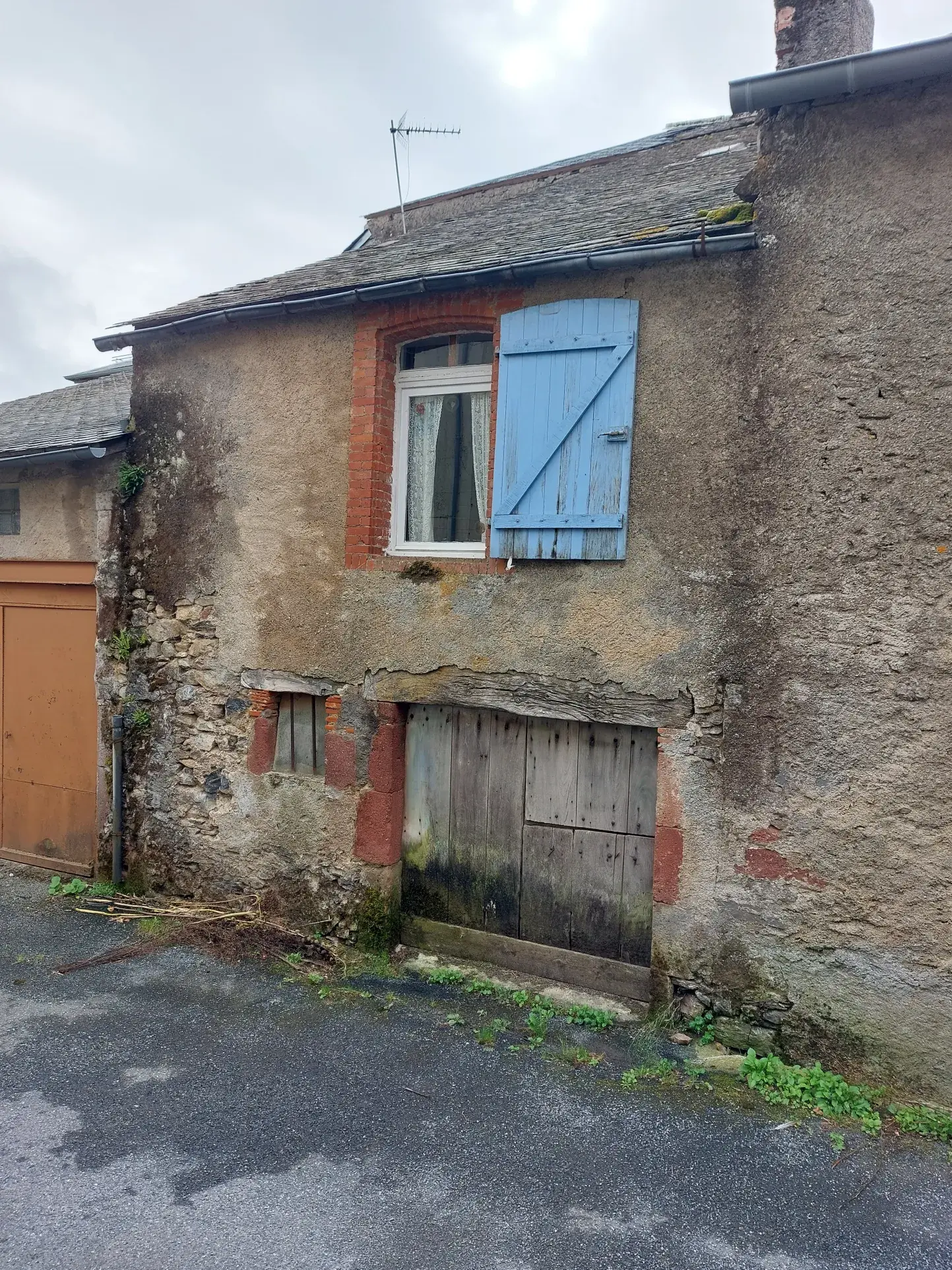 Maison en pierre avec terrasse et potentiel d'aménagement dans le Tarn 