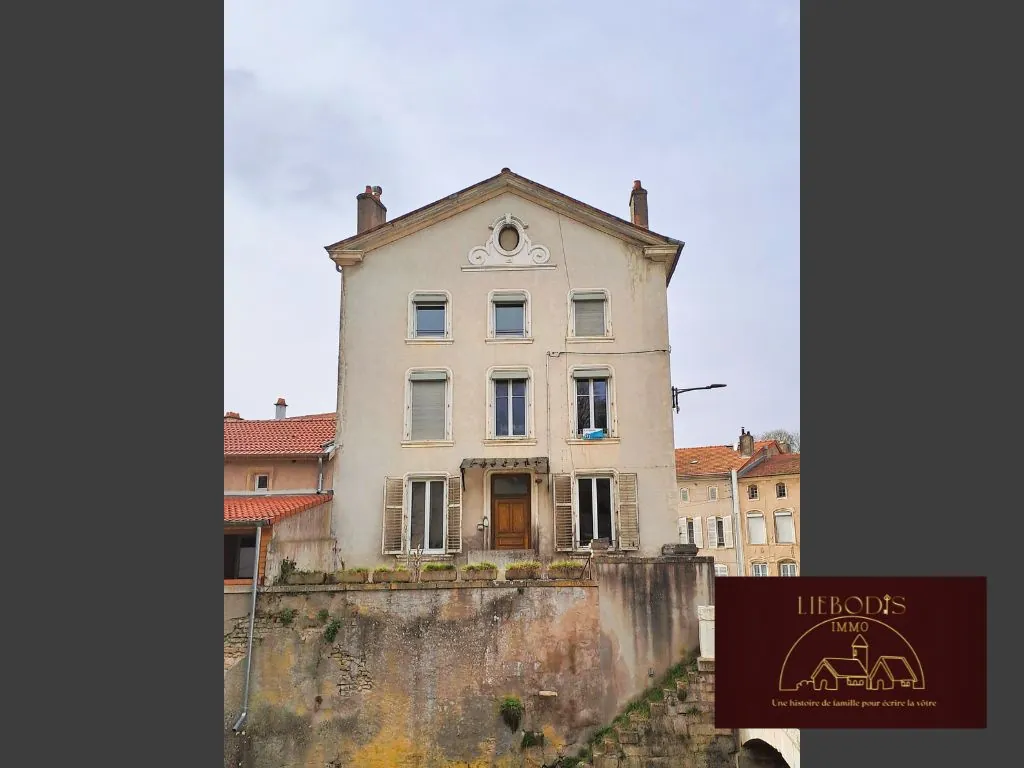 Belle maison de maître à Vézelise avec potentiel et éléments d'époque 