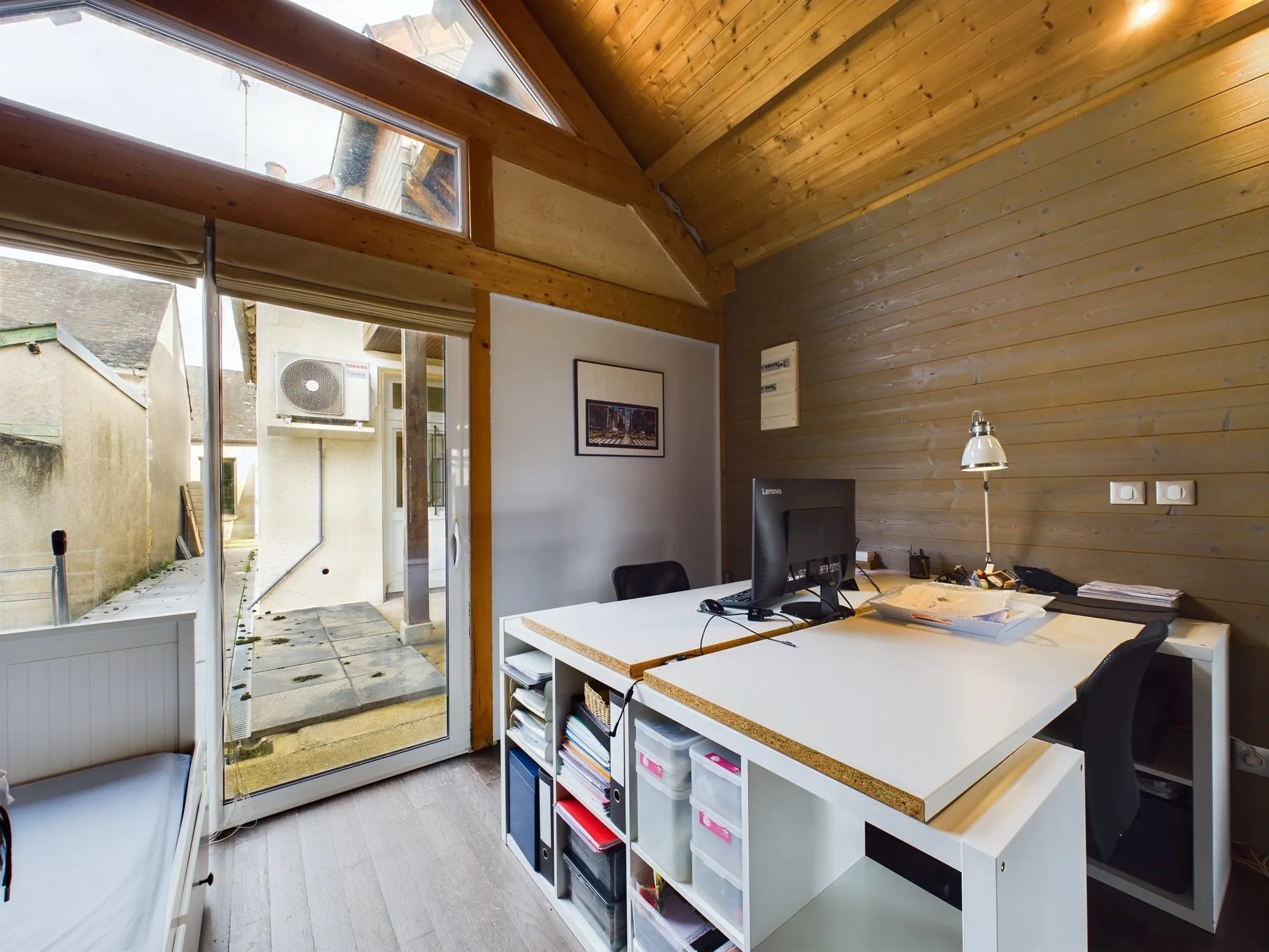 Maison d’architecte avec extension en bois et jardin à Guérigny 