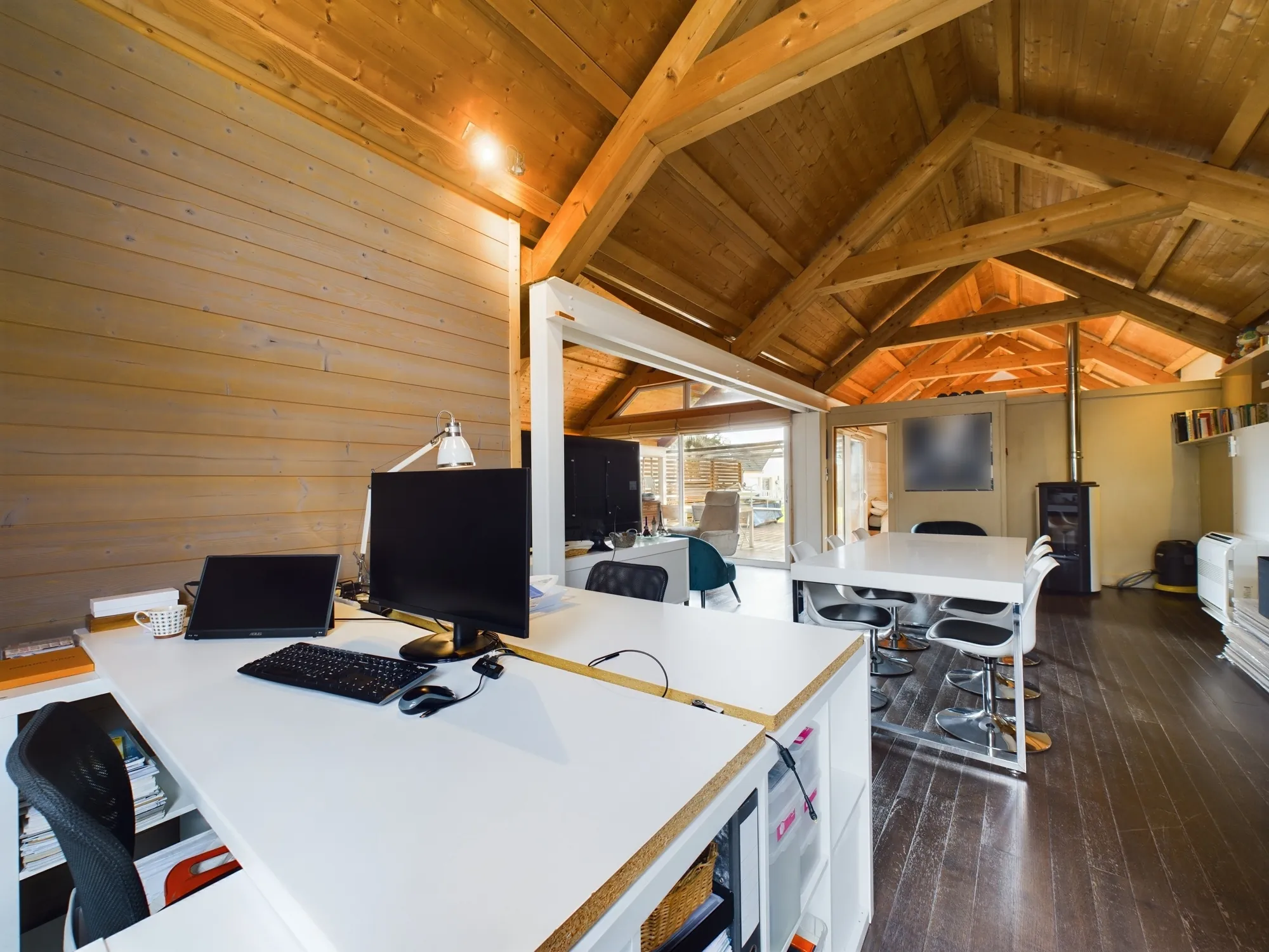 Maison d’architecte avec extension en bois et jardin à Guérigny 