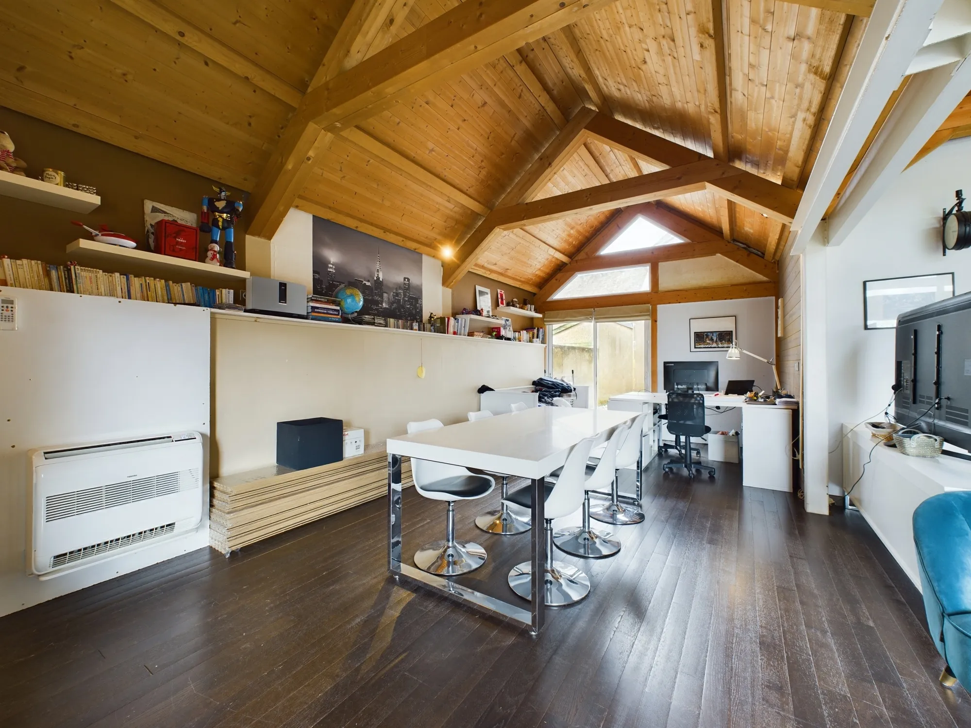 Maison d’architecte avec extension en bois et jardin à Guérigny 