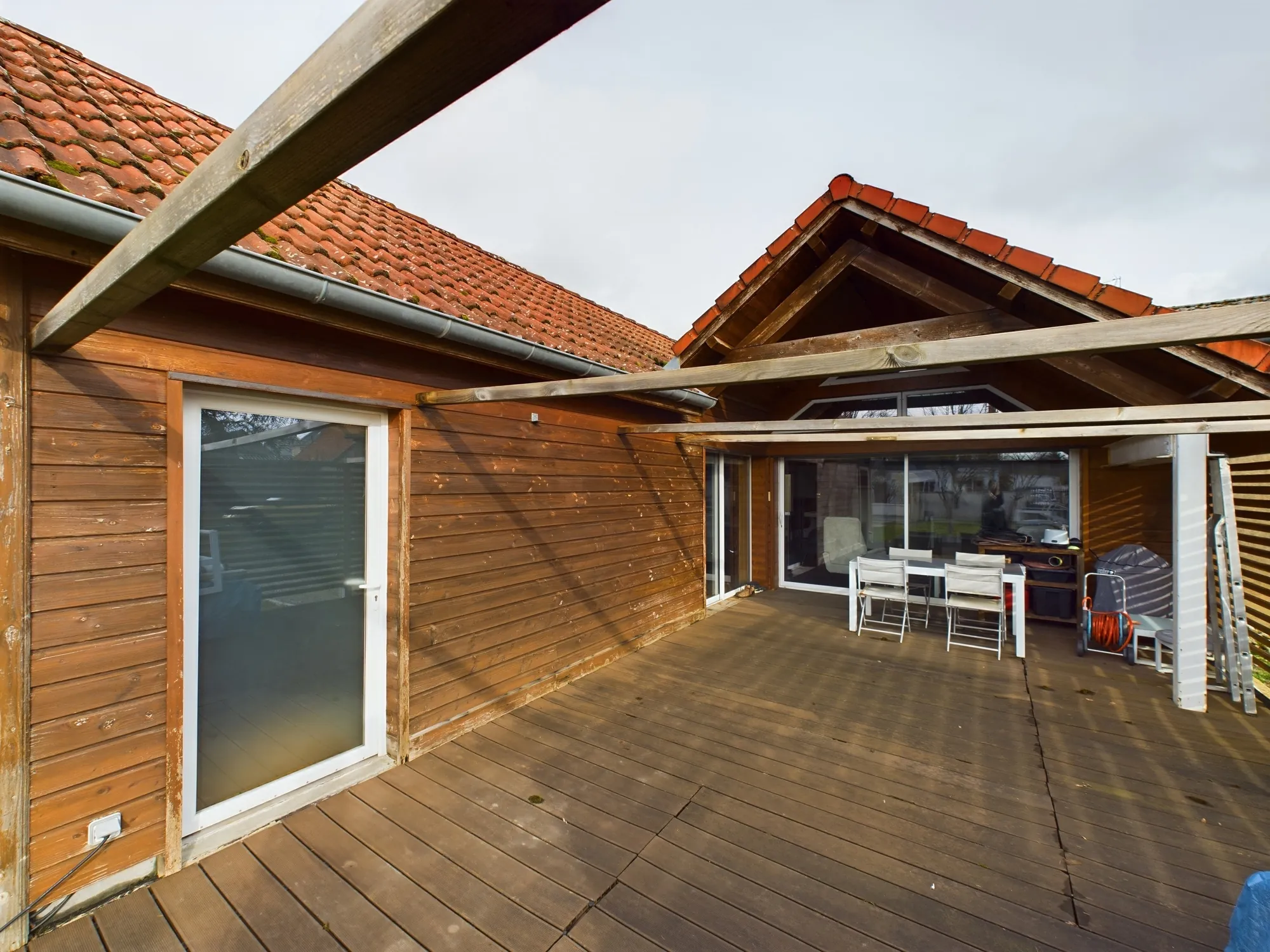 Maison d’architecte avec extension en bois et jardin à Guérigny 