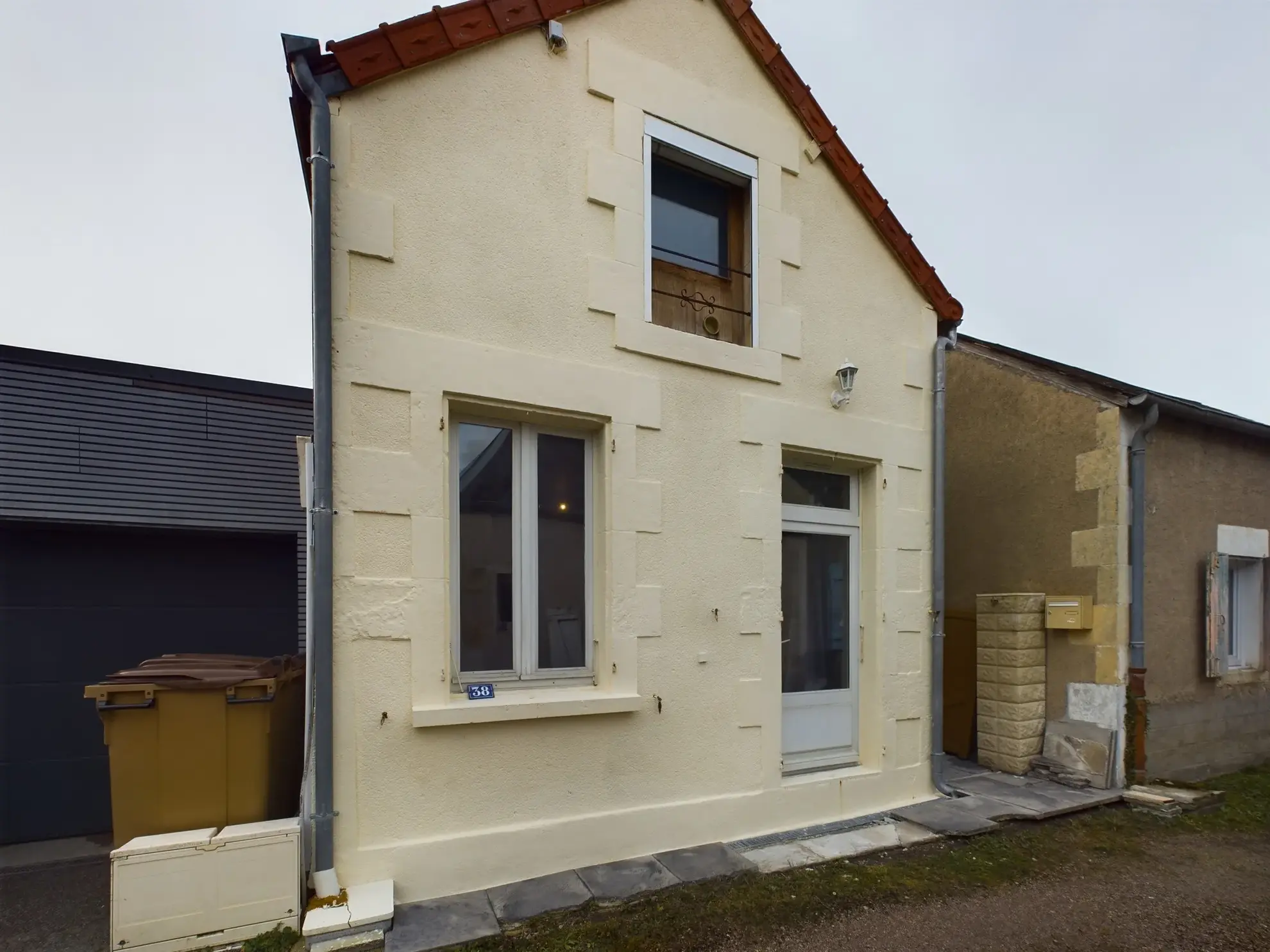 Maison d’architecte avec extension en bois et jardin à Guérigny 