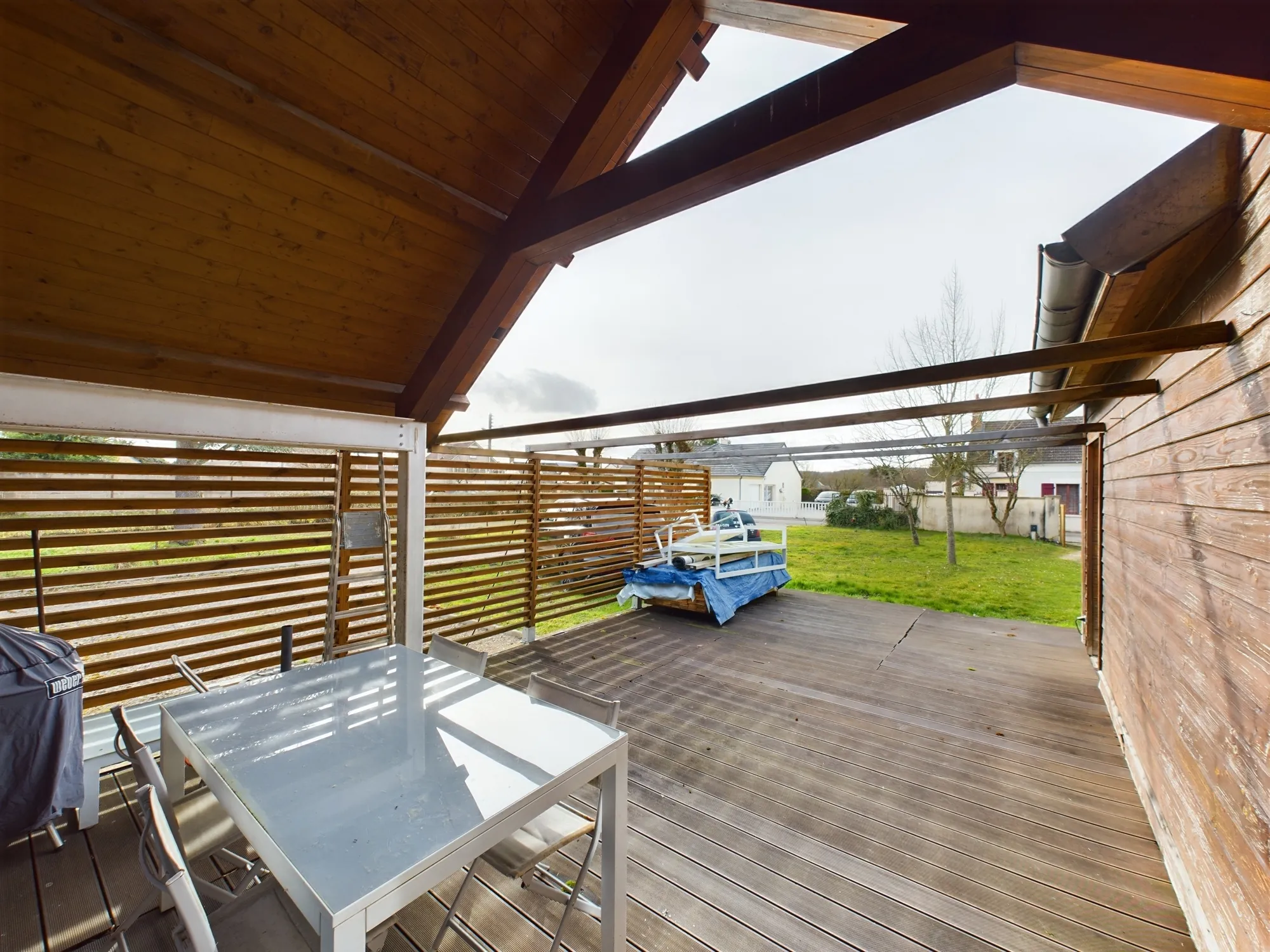 Maison d’architecte avec extension en bois et jardin à Guérigny 