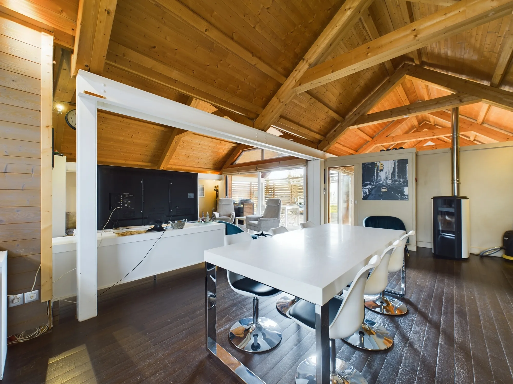 Maison d’architecte avec extension en bois et jardin à Guérigny 