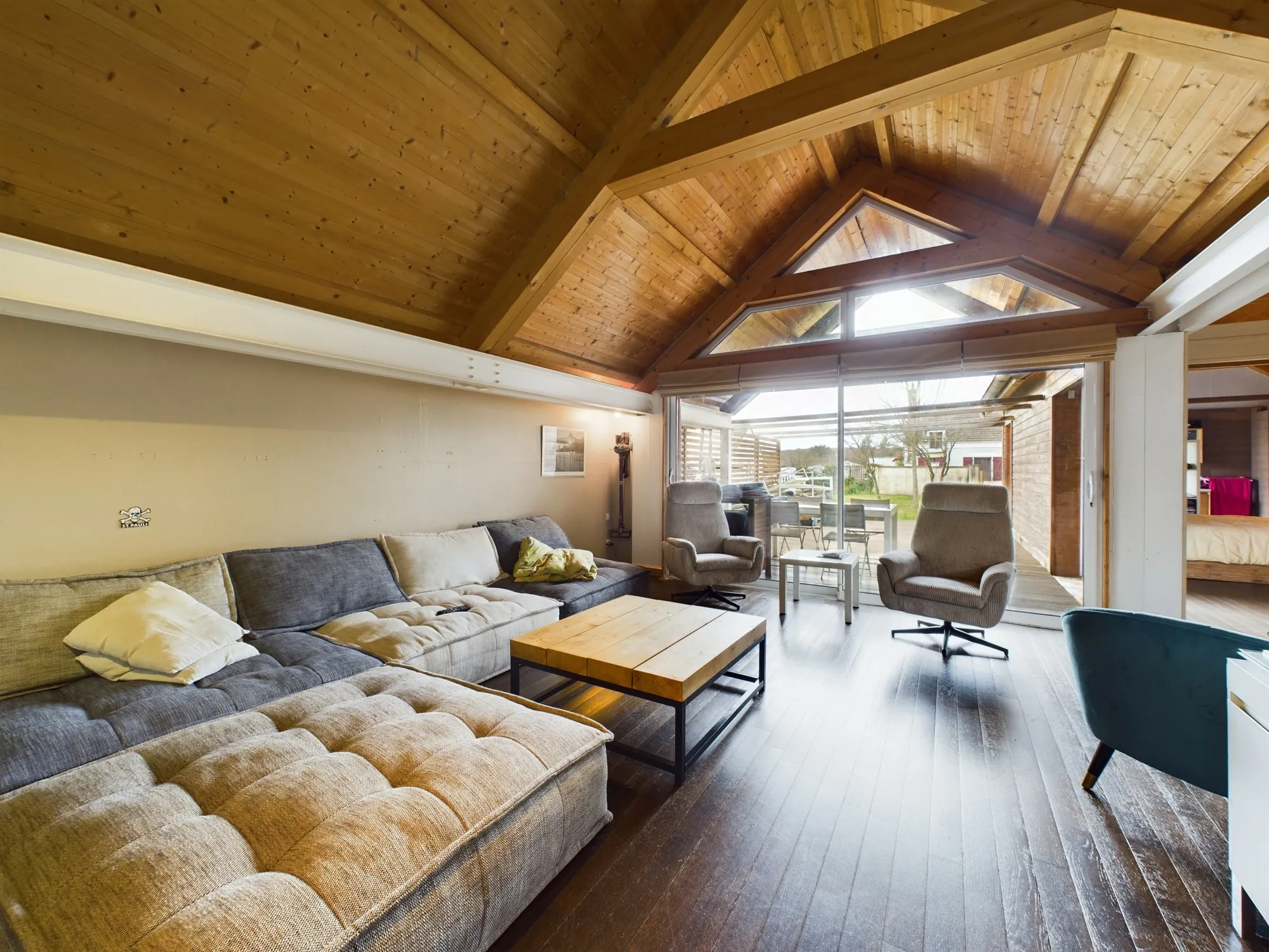 Maison d’architecte avec extension en bois et jardin à Guérigny 