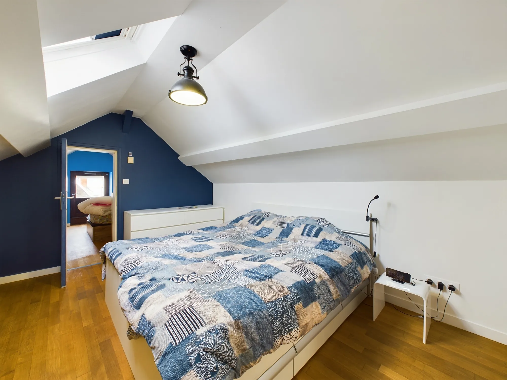 Maison d’architecte avec extension en bois et jardin à Guérigny 