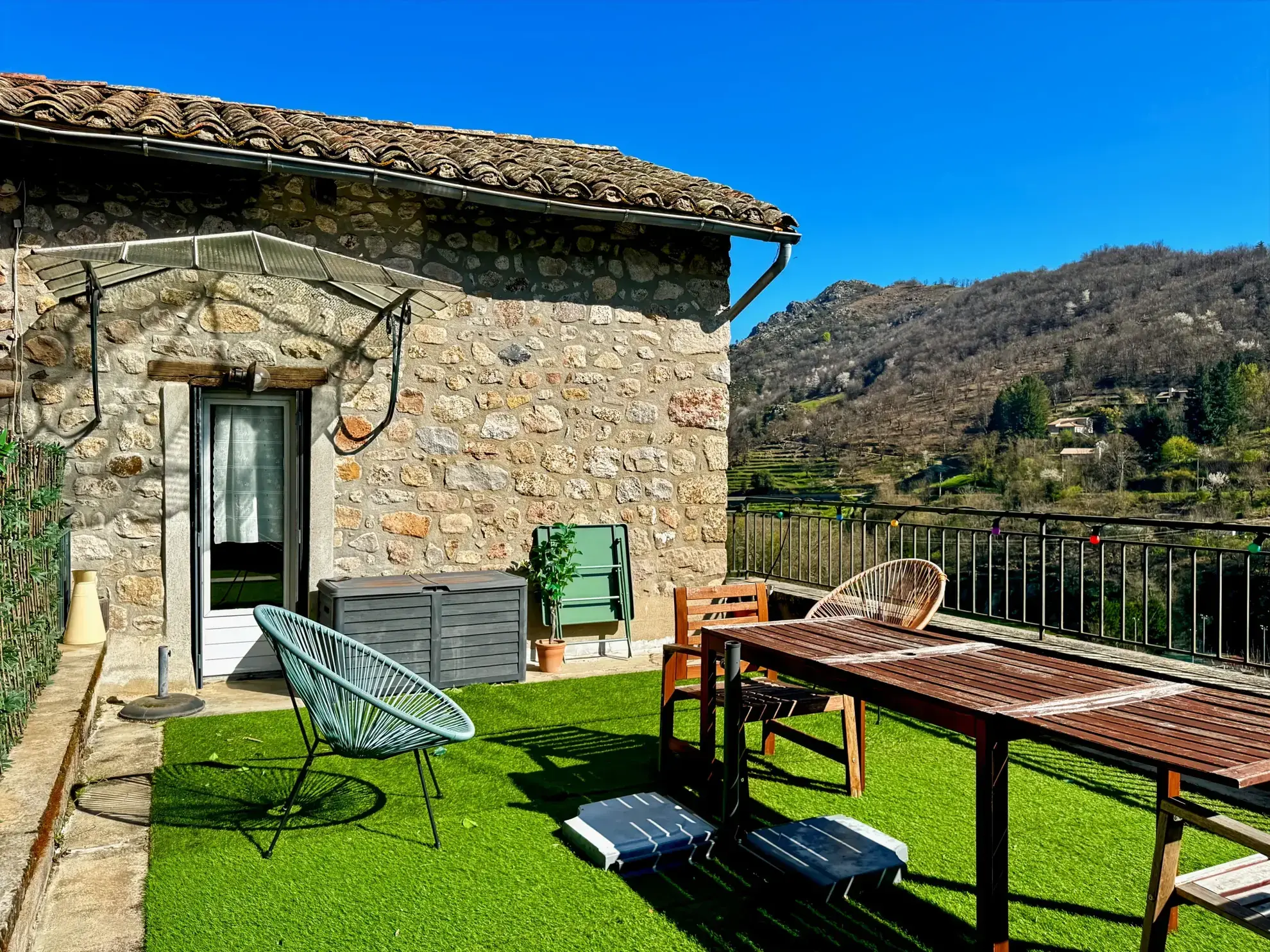 Maison atypique de 88 m² avec jardin, terrasse et vue panoramique à Antraigues-sur-Volane 