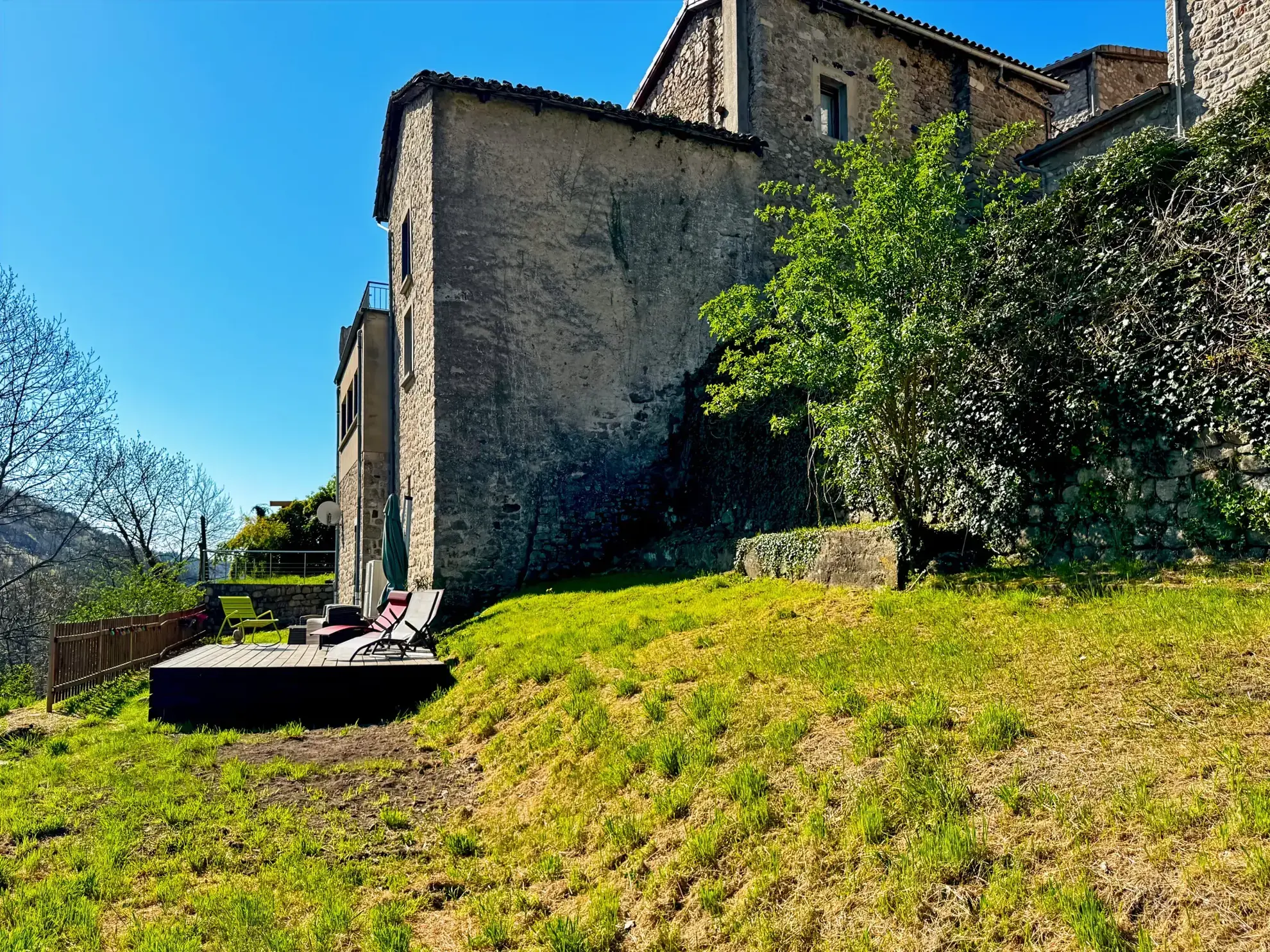 Maison atypique de 88 m² avec jardin, terrasse et vue panoramique à Antraigues-sur-Volane 