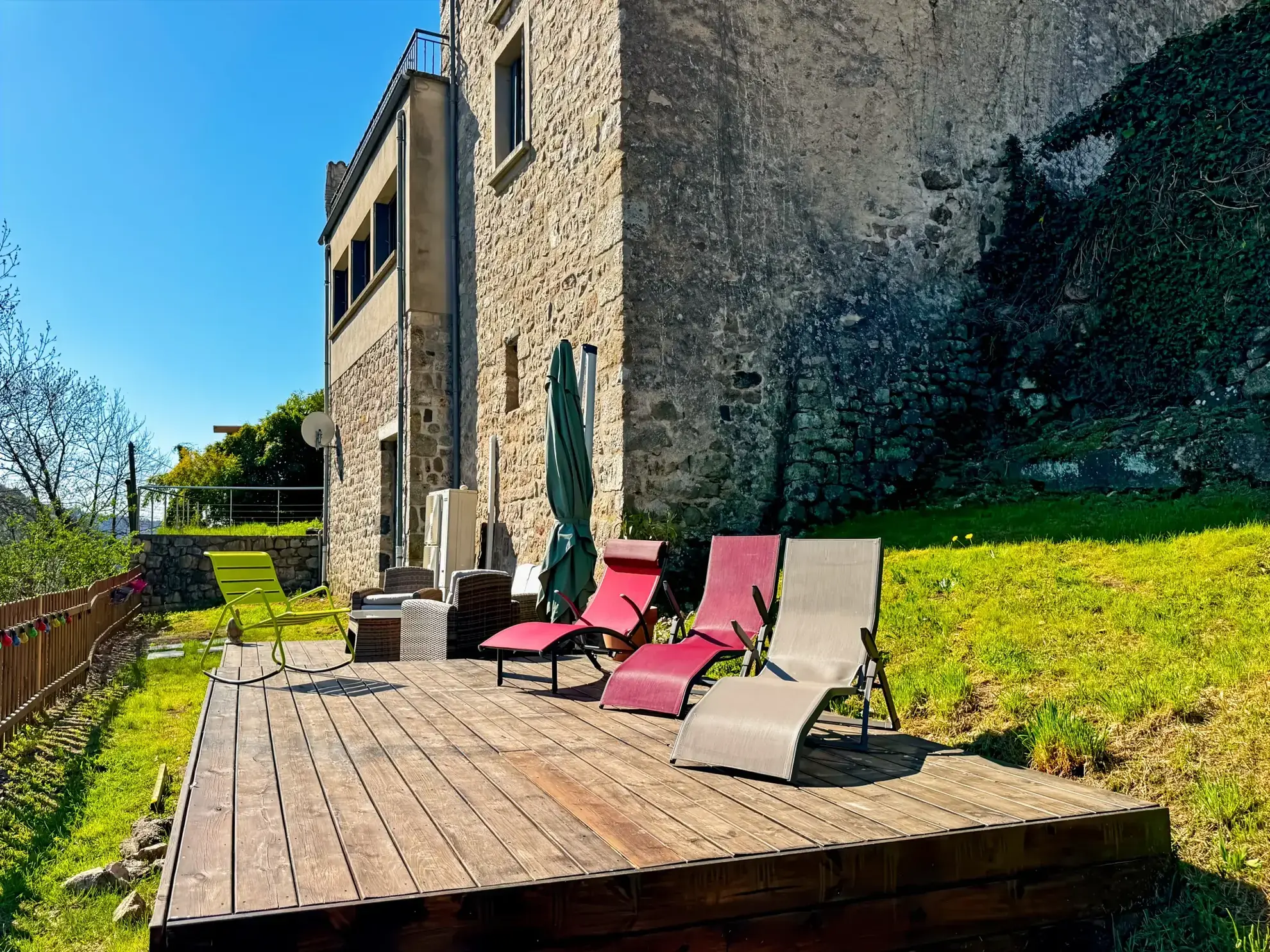 Maison atypique de 88 m² avec jardin, terrasse et vue panoramique à Antraigues-sur-Volane 