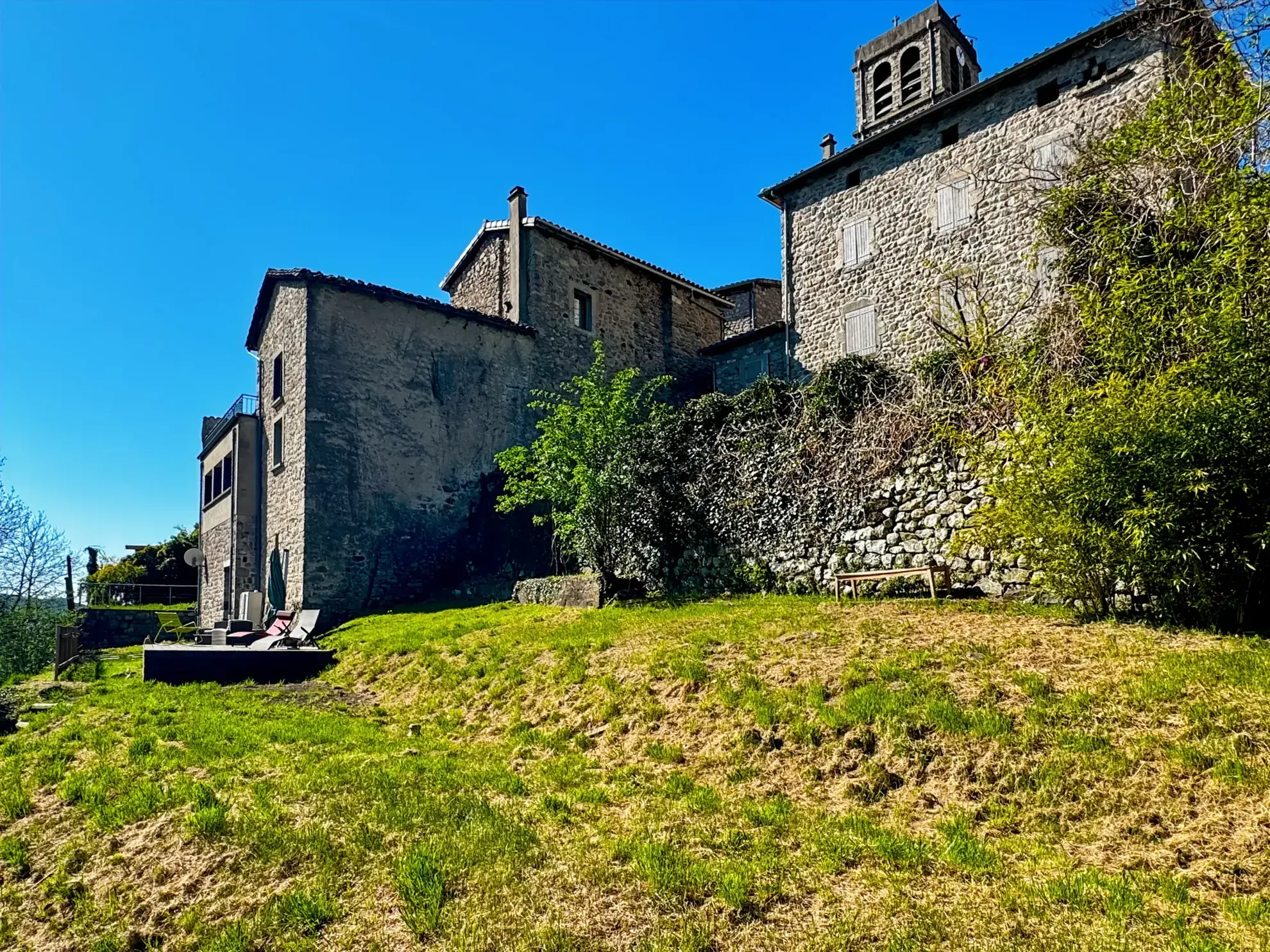 Maison atypique de 88 m² avec jardin, terrasse et vue panoramique à Antraigues-sur-Volane