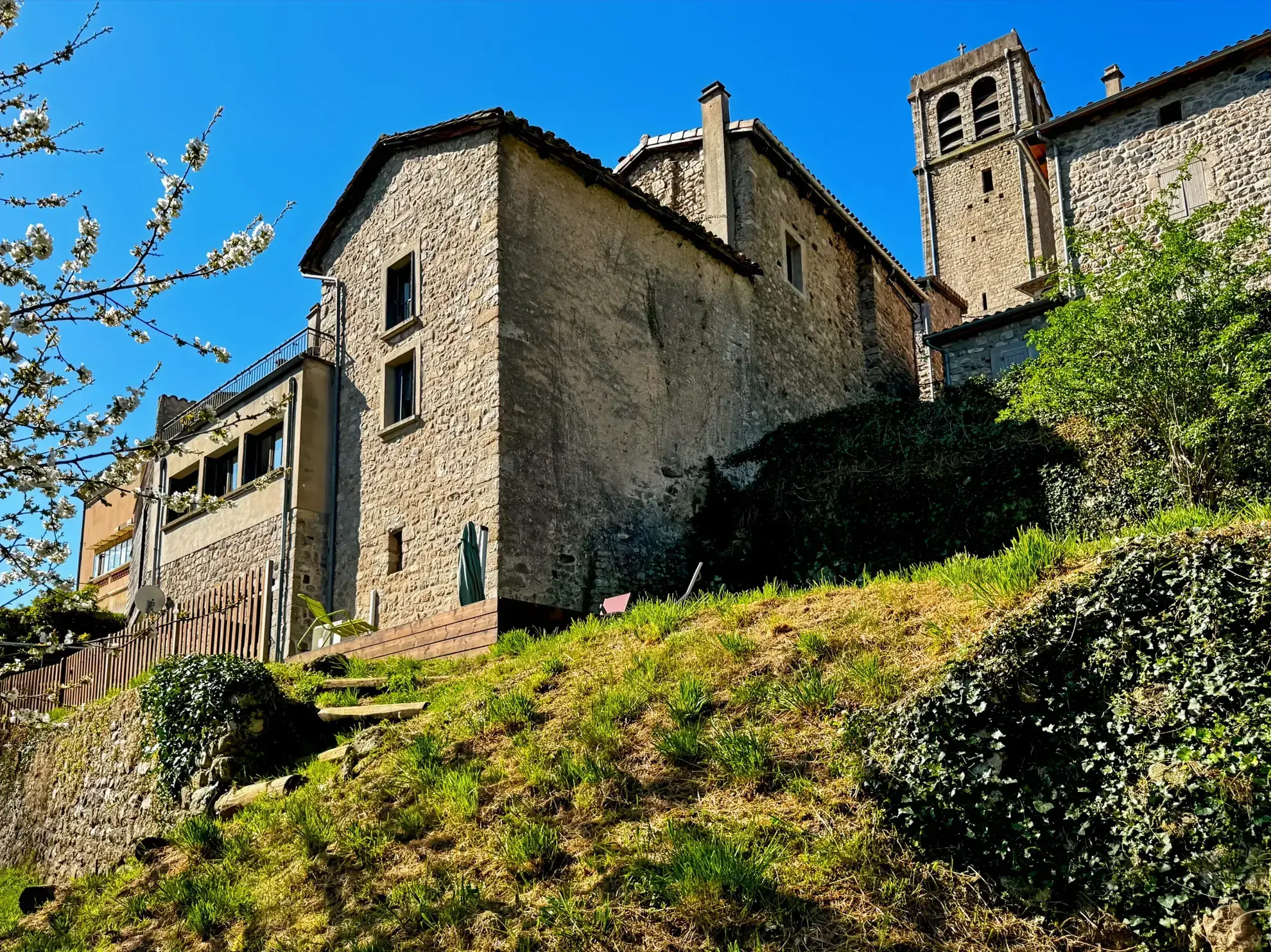 Maison atypique de 88 m² avec jardin, terrasse et vue panoramique à Antraigues-sur-Volane 