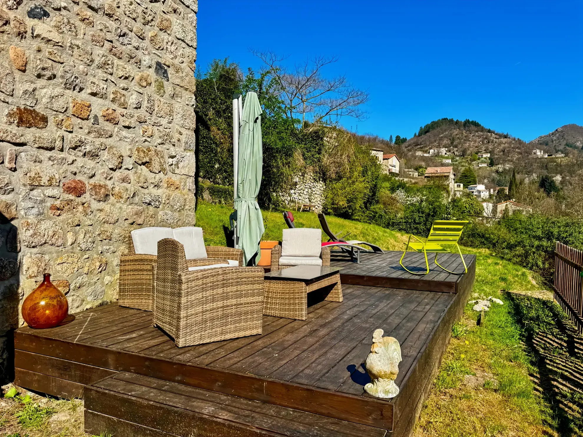 Maison atypique de 88 m² avec jardin, terrasse et vue panoramique à Antraigues-sur-Volane 