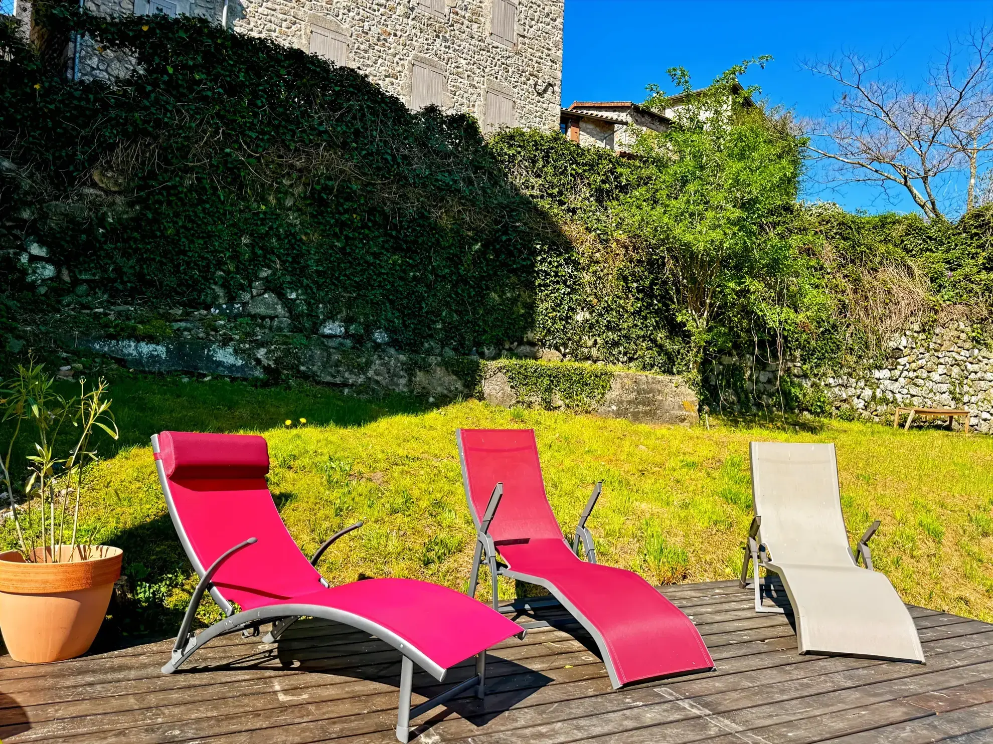 Maison atypique de 88 m² avec jardin, terrasse et vue panoramique à Antraigues-sur-Volane 