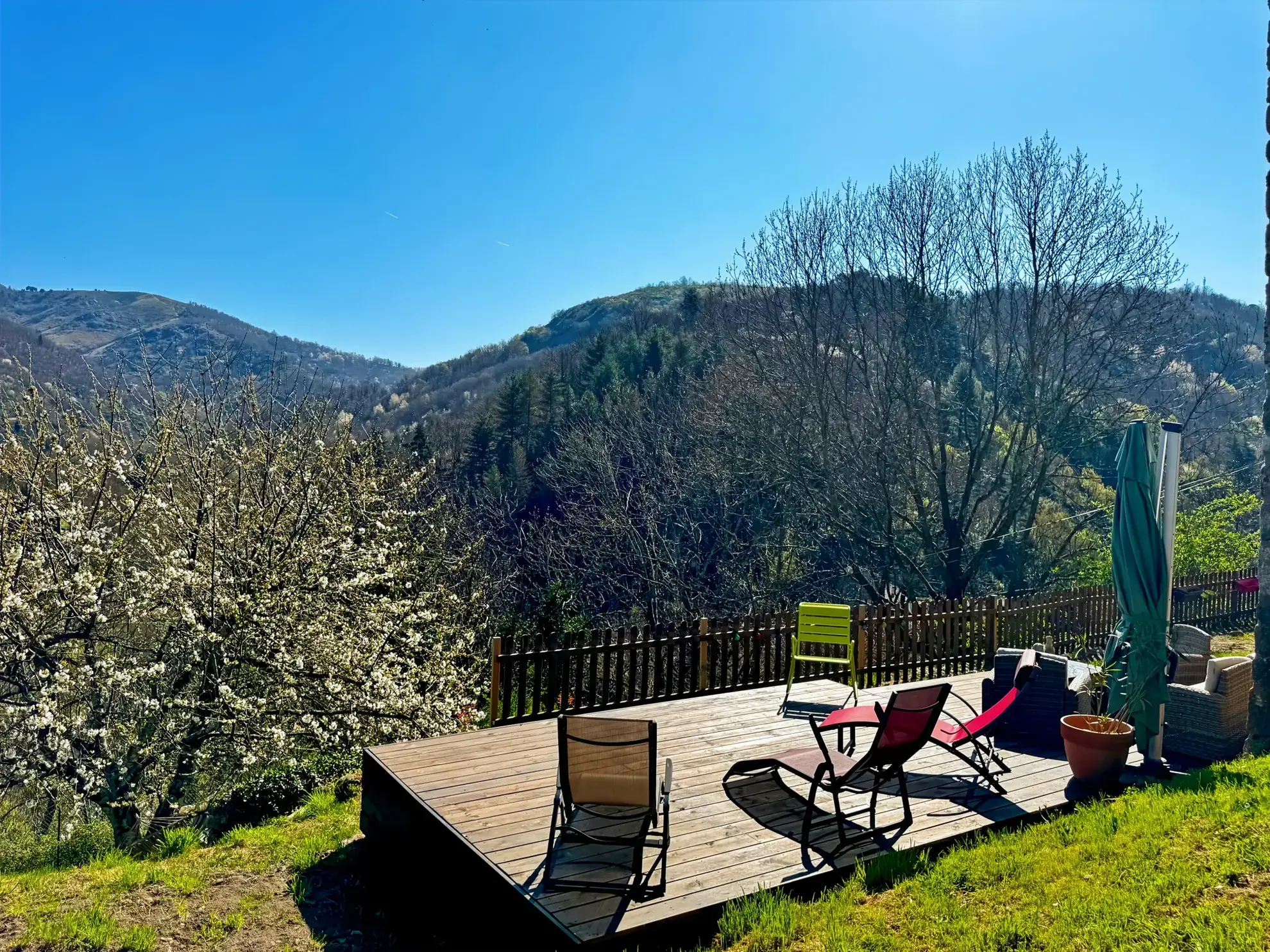 Maison atypique de 88 m² avec jardin, terrasse et vue panoramique à Antraigues-sur-Volane 