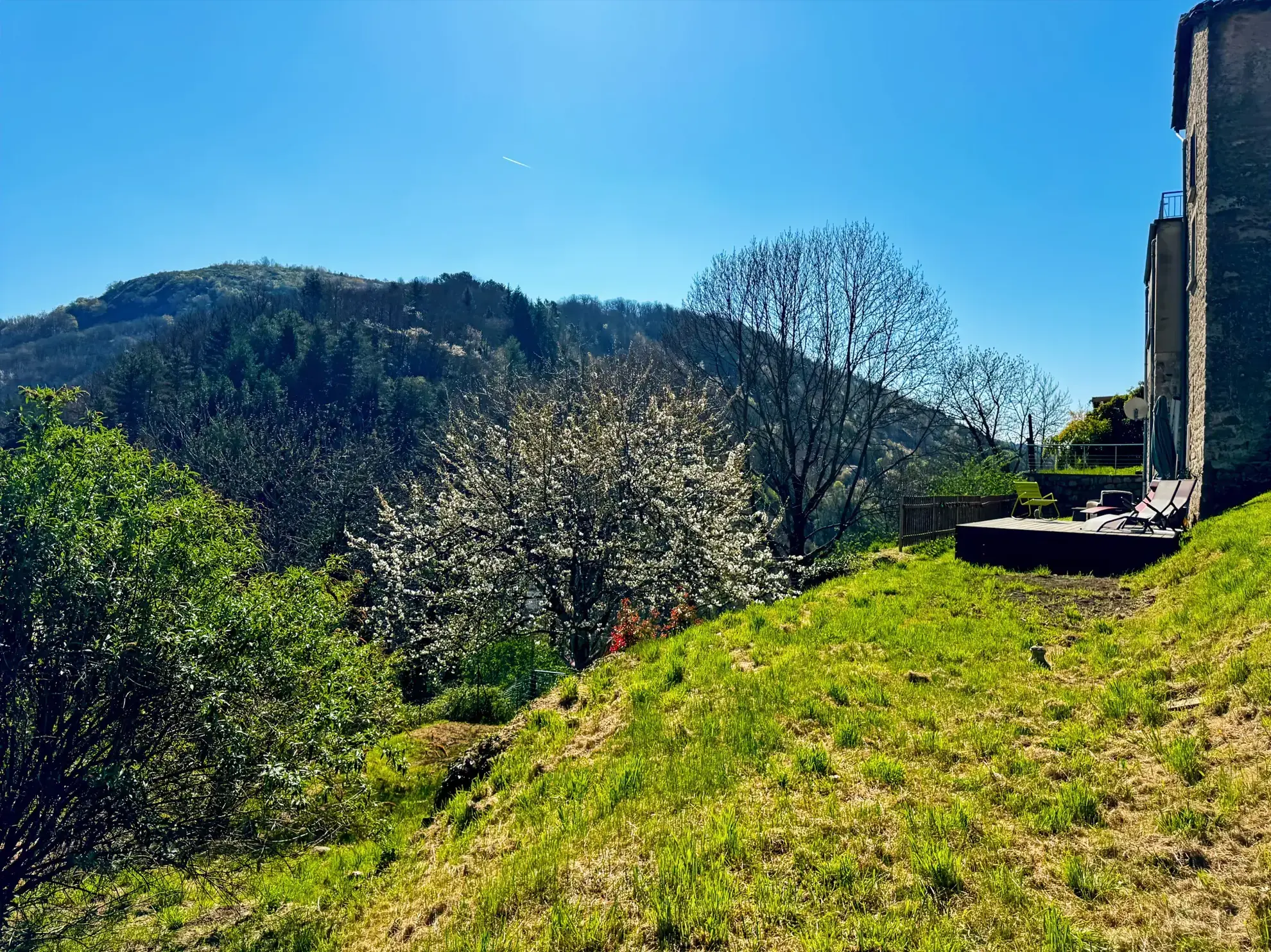 Maison atypique de 88 m² avec jardin, terrasse et vue panoramique à Antraigues-sur-Volane 