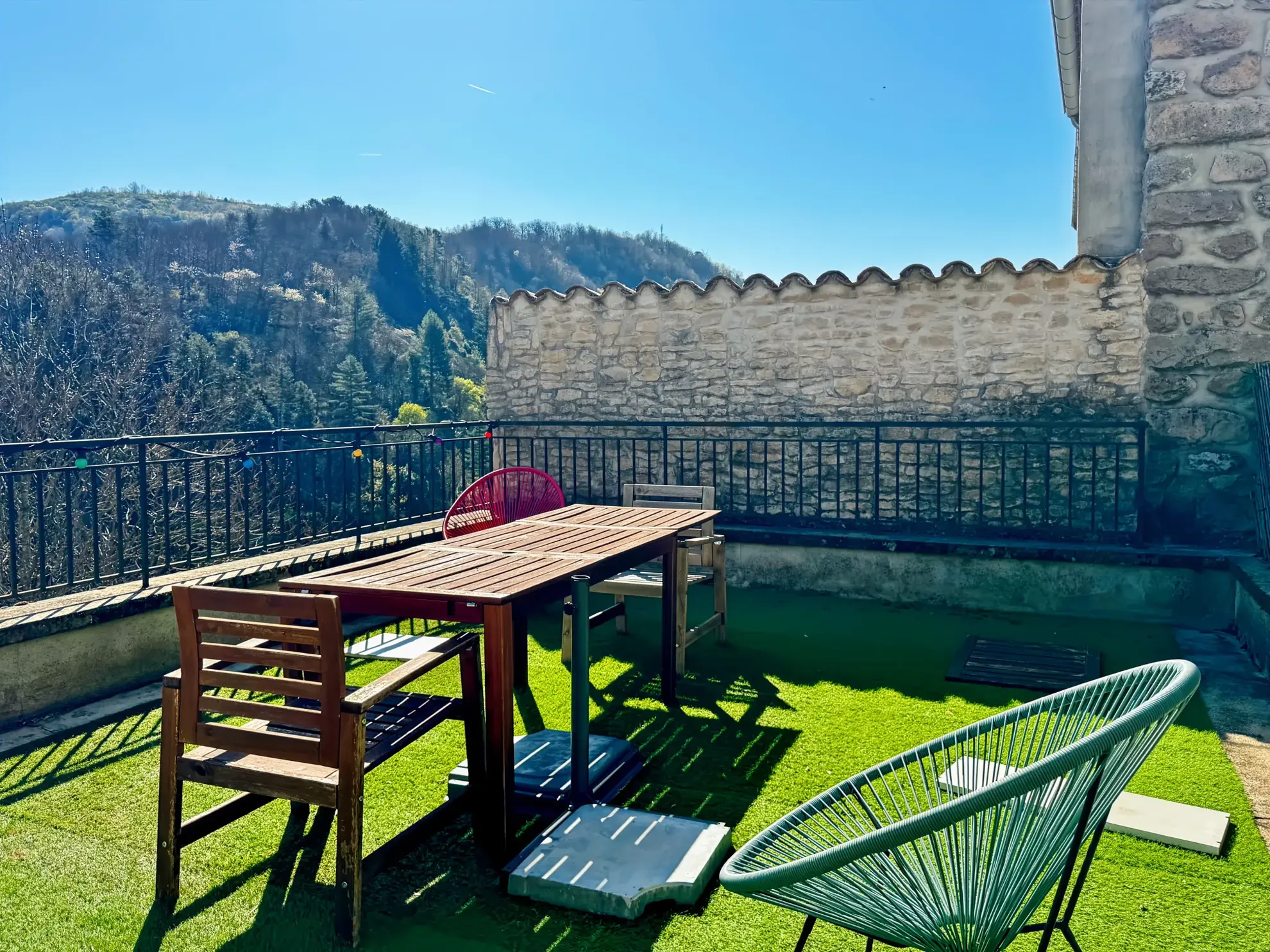 Maison atypique de 88 m² avec jardin, terrasse et vue panoramique à Antraigues-sur-Volane 