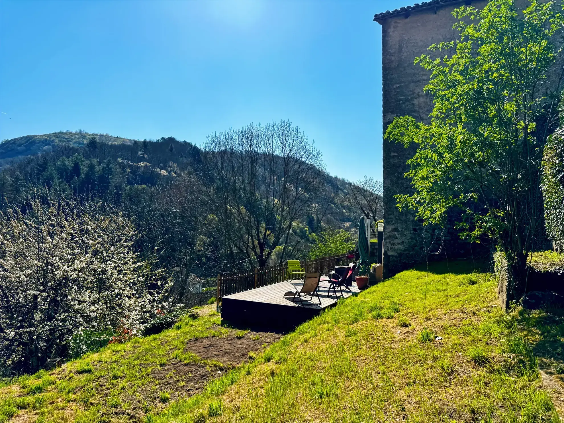 Maison atypique de 88 m² avec jardin, terrasse et vue panoramique à Antraigues-sur-Volane 