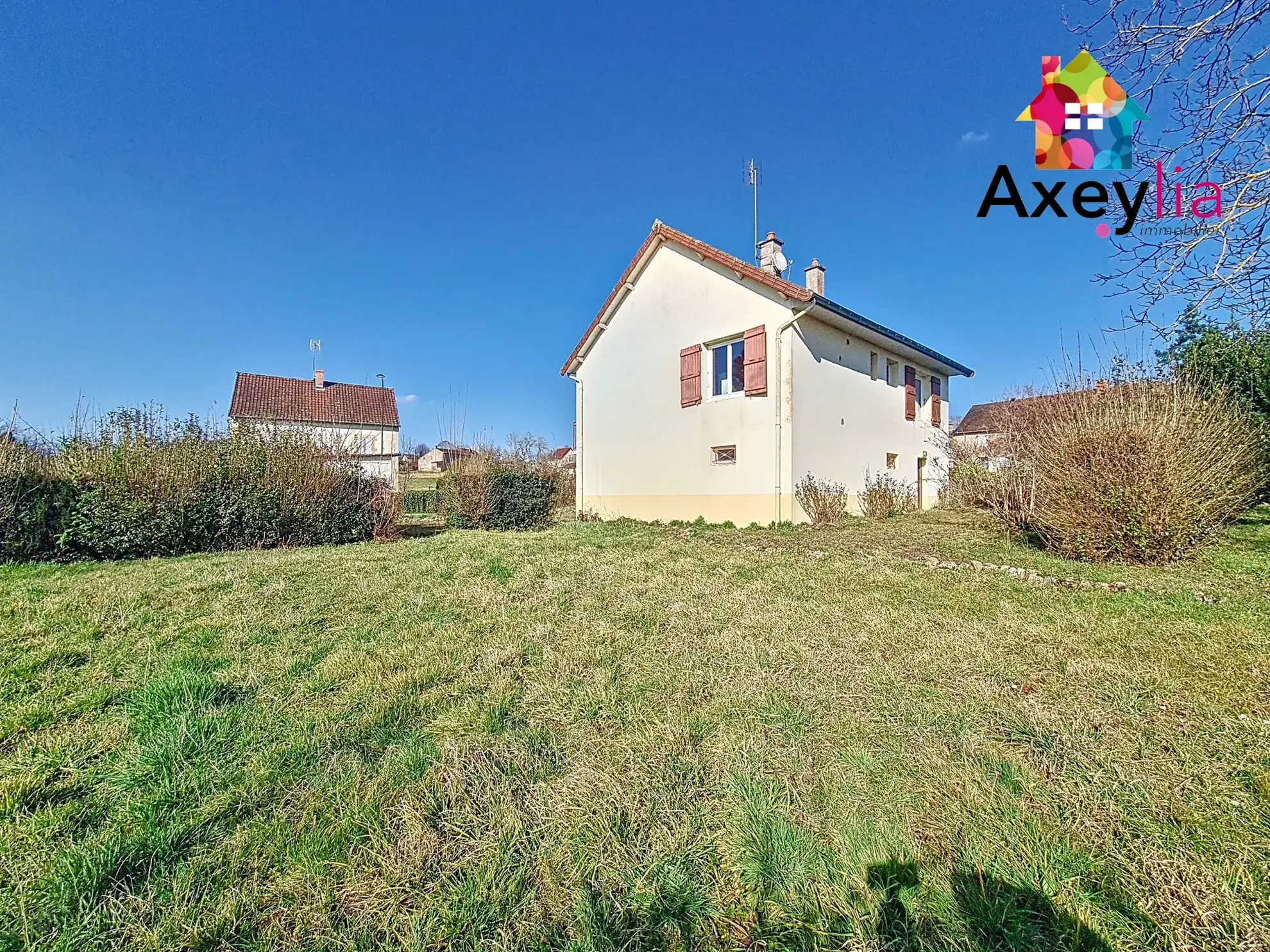Maison à vendre avec 3 chambres et grand terrain à Marcigny (71110) 