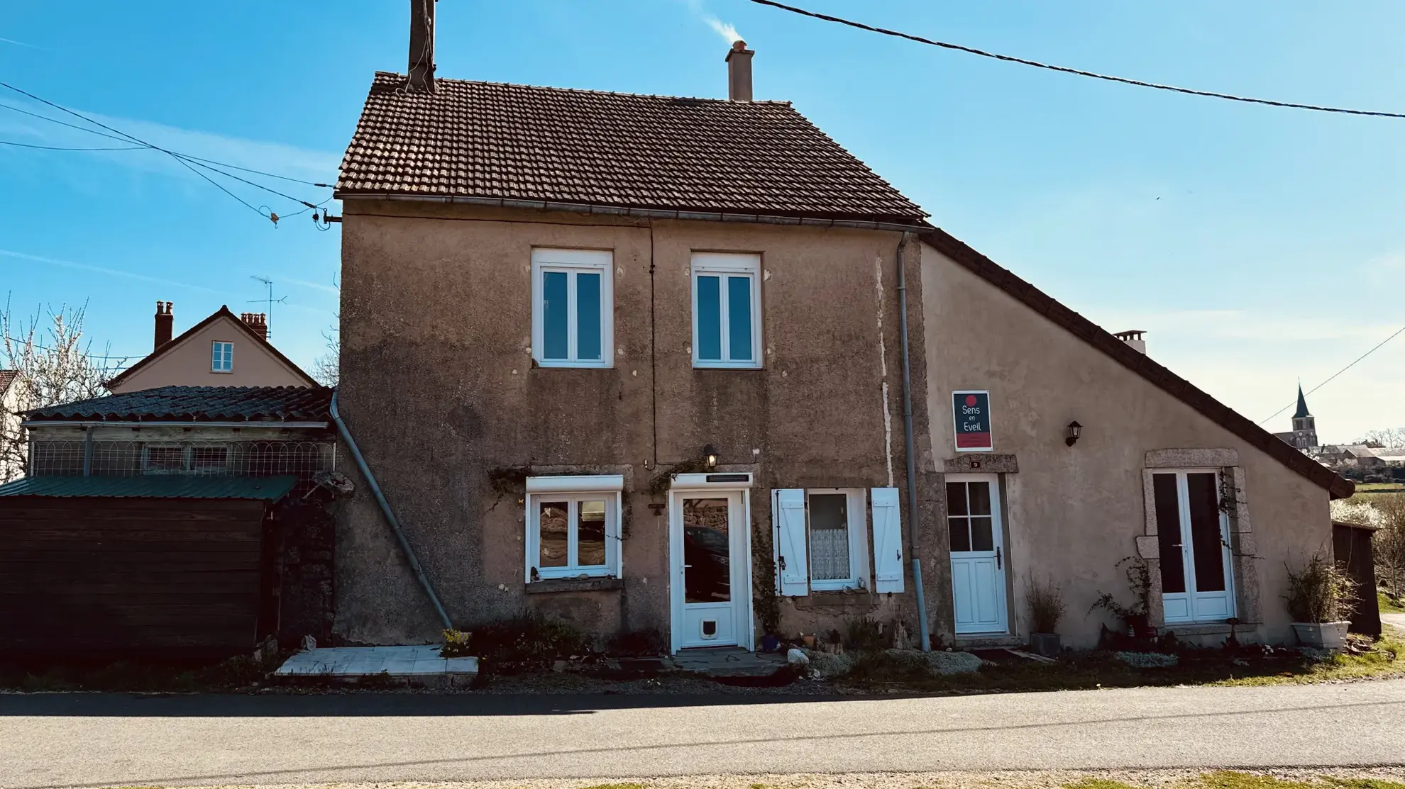 Spacieuse maison de 118 m² à La Roche-en-Brenil avec jardin et potentiel professionnel 