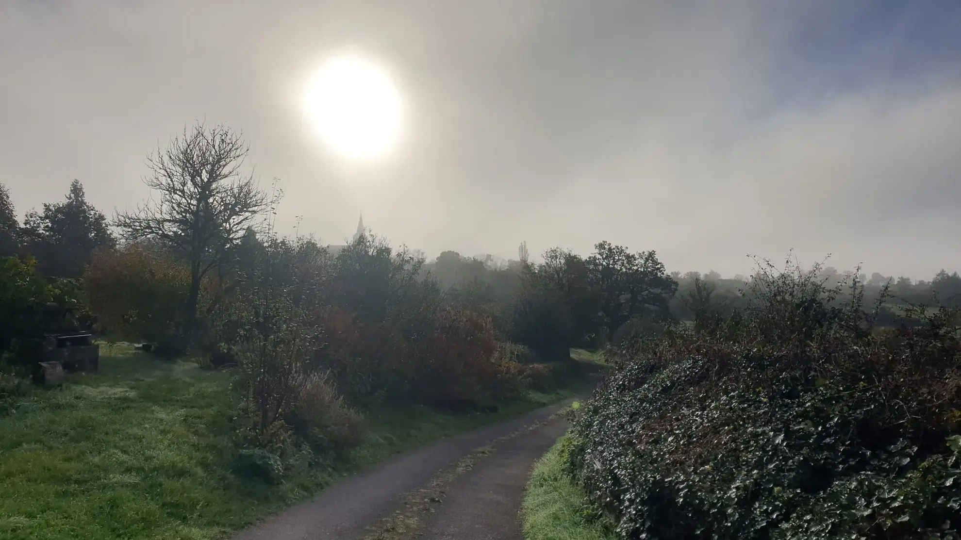 Spacieuse maison de 118 m² à La Roche-en-Brenil avec jardin et potentiel professionnel 