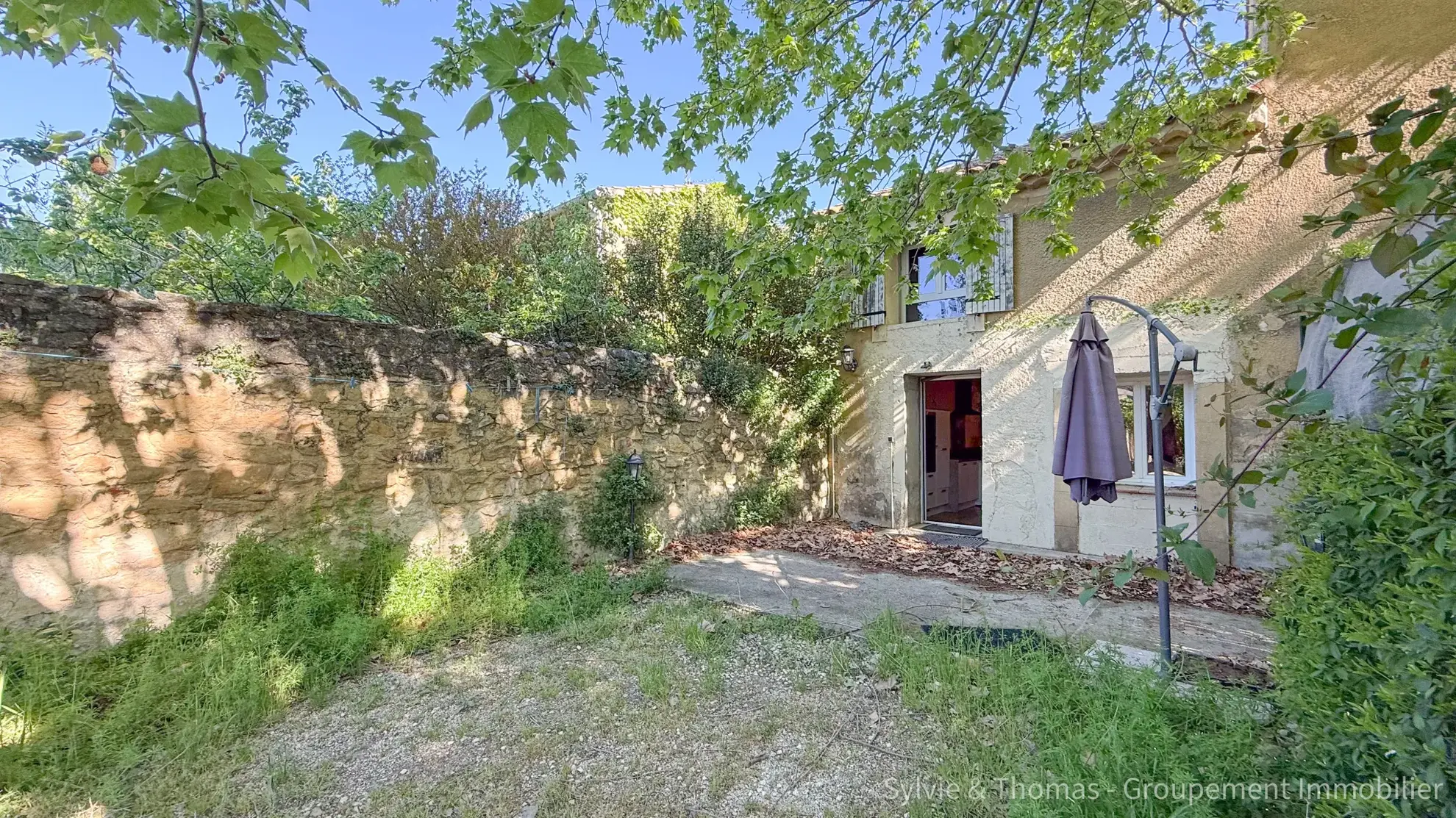 Maison de village rénovée à Caderousse proche d’Avignon avec jardin et 2 chambres 