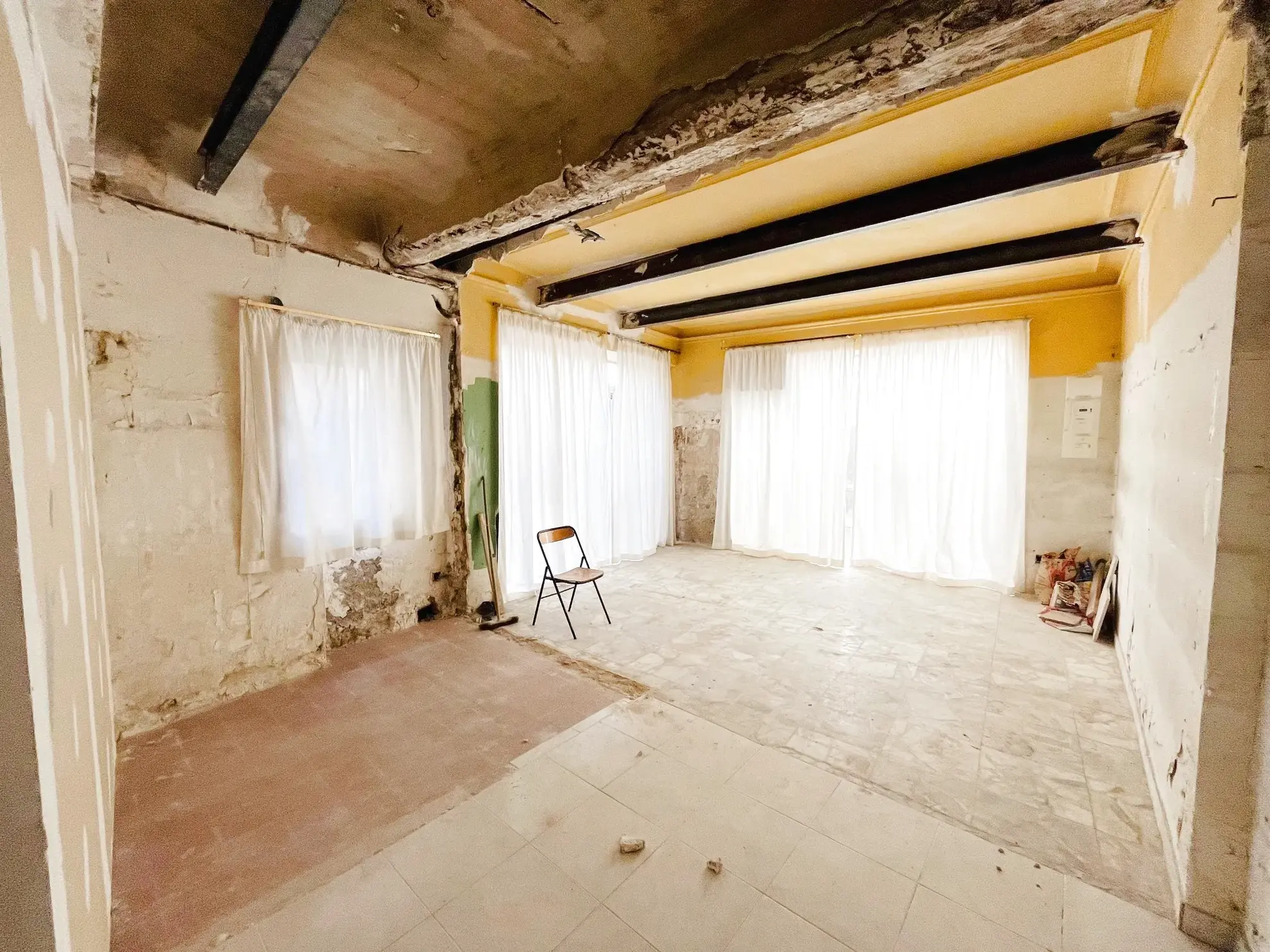 Maison de ville avec commerce à Apt, 130 m² habitables, local en rez-de-chaussée 