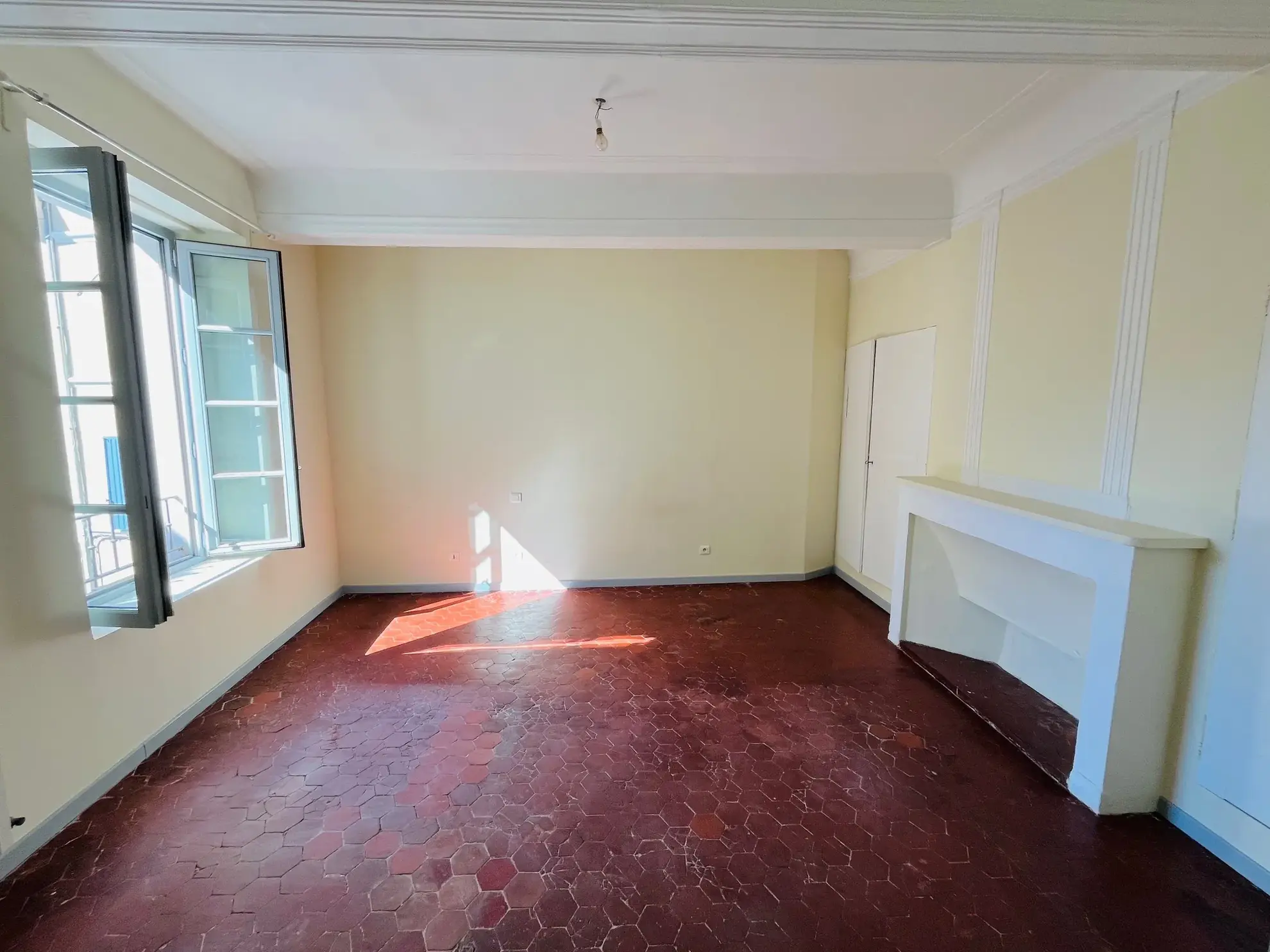 Maison de ville avec commerce à Apt, 130 m² habitables, local en rez-de-chaussée 