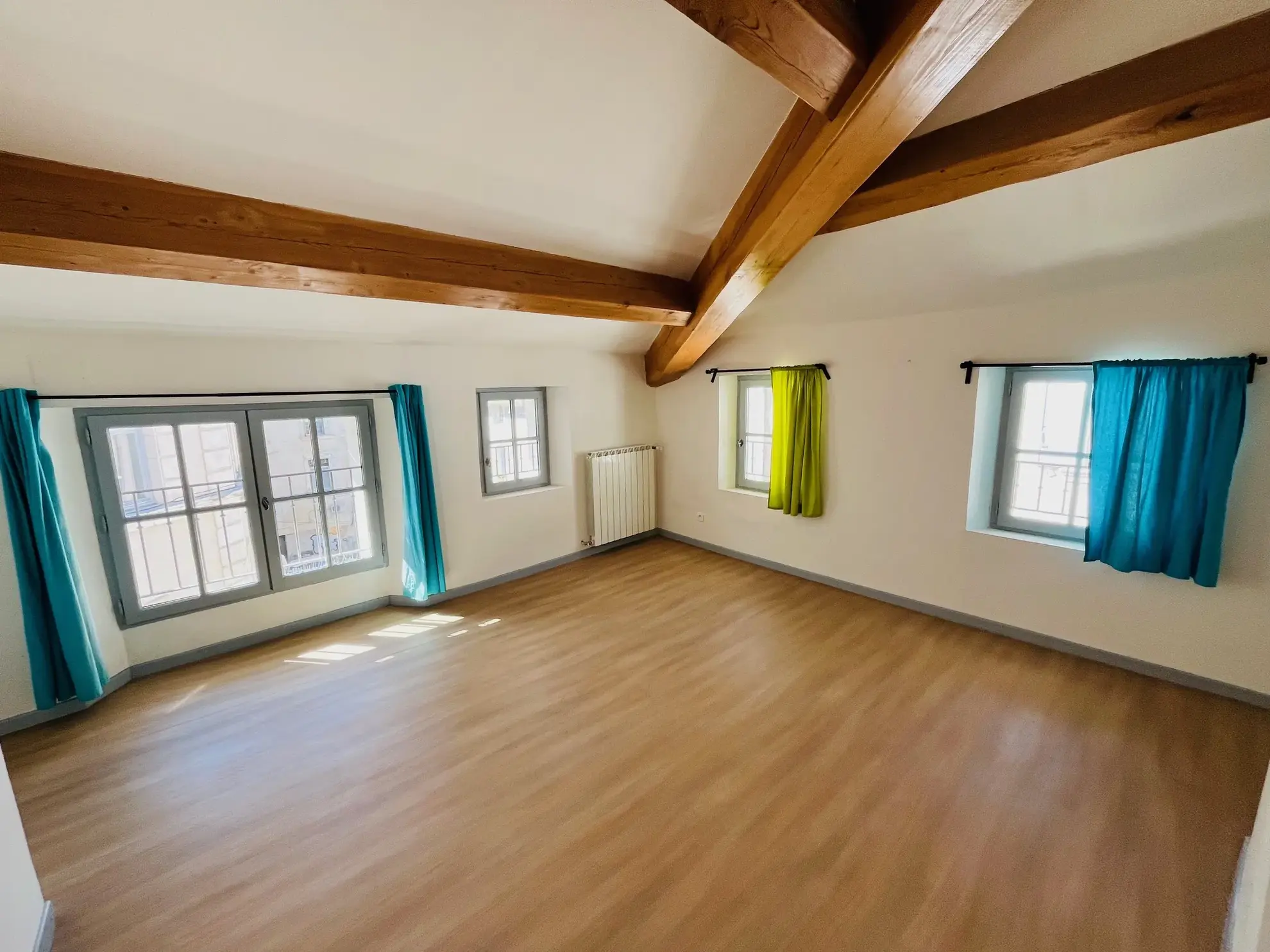 Maison de ville avec commerce à Apt, 130 m² habitables, local en rez-de-chaussée 