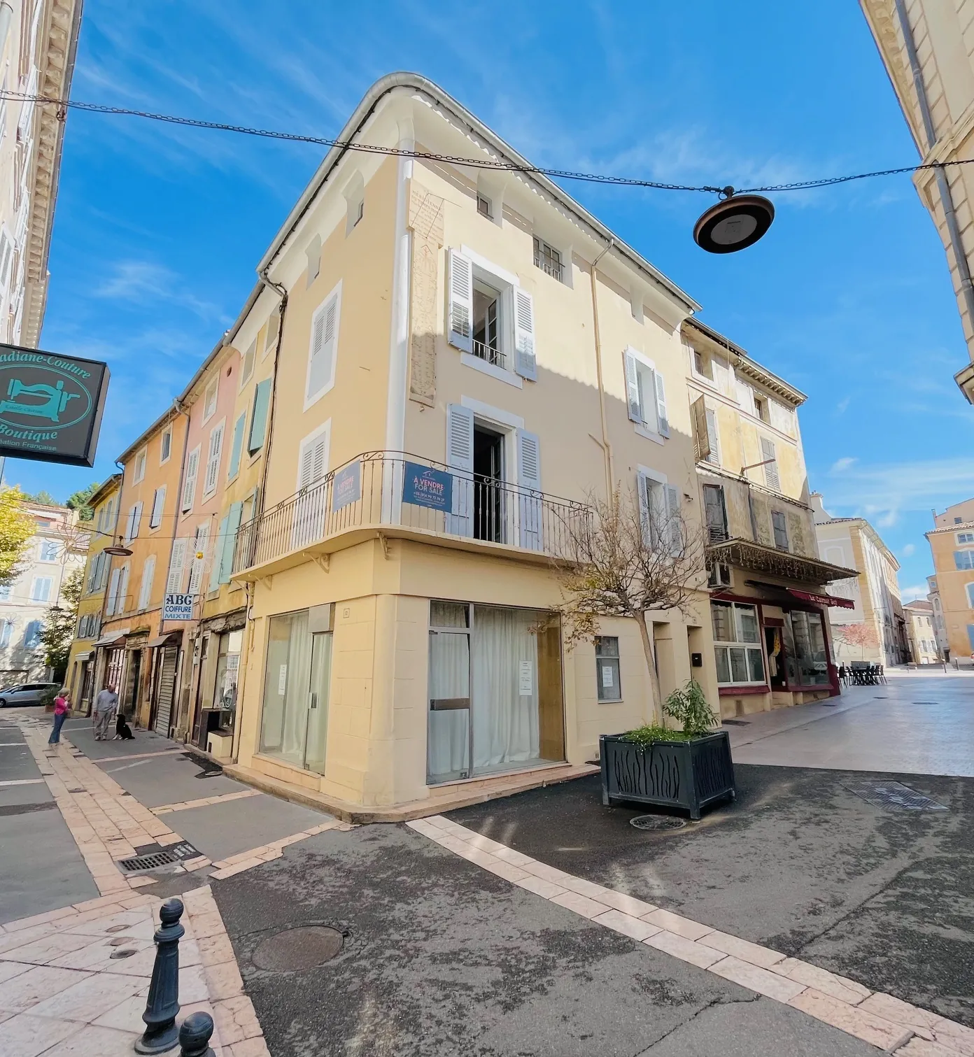 Maison de ville avec commerce à Apt, 130 m² habitables, local en rez-de-chaussée 