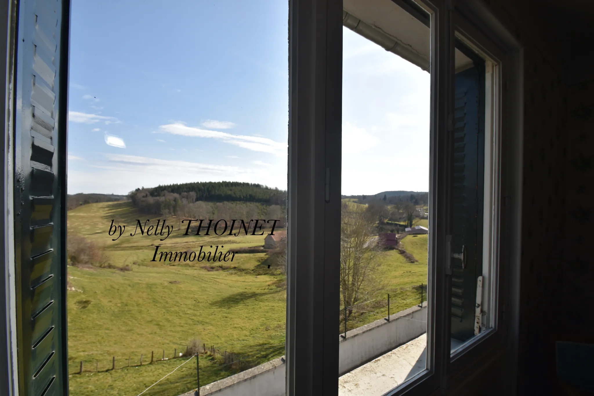 Maison familiale de 208 m² à Crocq avec large garage et vue sur les volcans d’Auvergne 