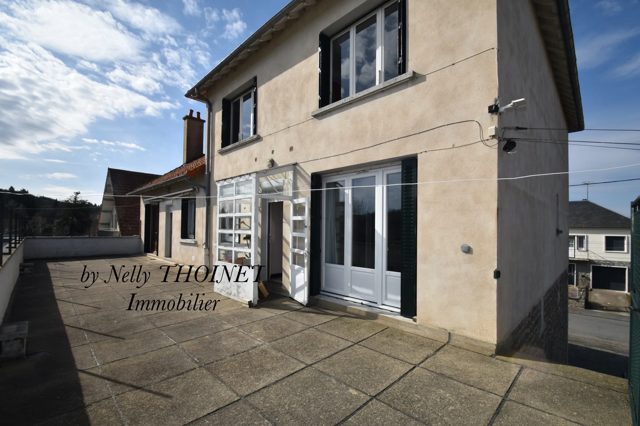 Maison familiale de 208 m² à Crocq avec large garage et vue sur les volcans d’Auvergne
