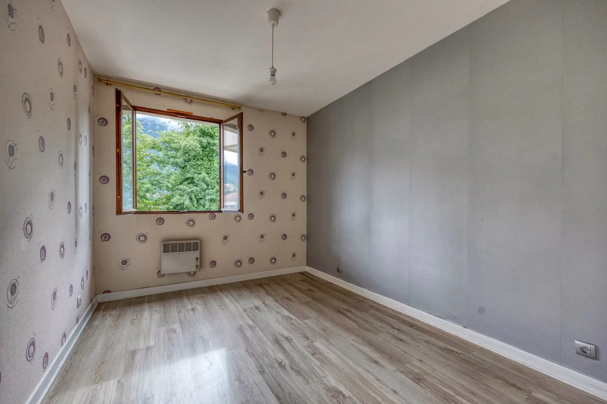 Appartement T4 de 79 m² à Vizille avec balcon, cave et parking, idéalement situé 