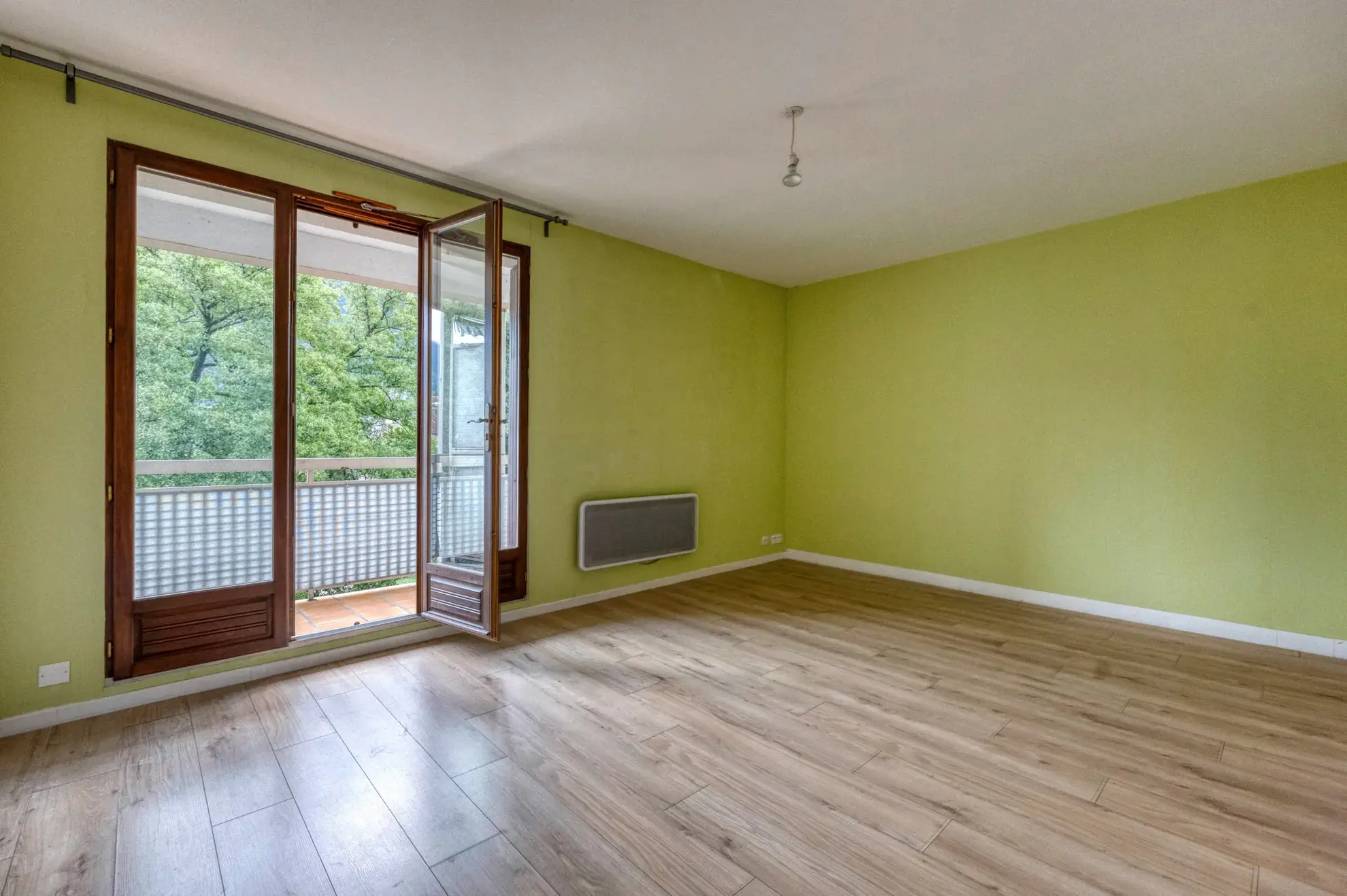 Appartement T4 de 79 m² à Vizille avec balcon, cave et parking, idéalement situé 