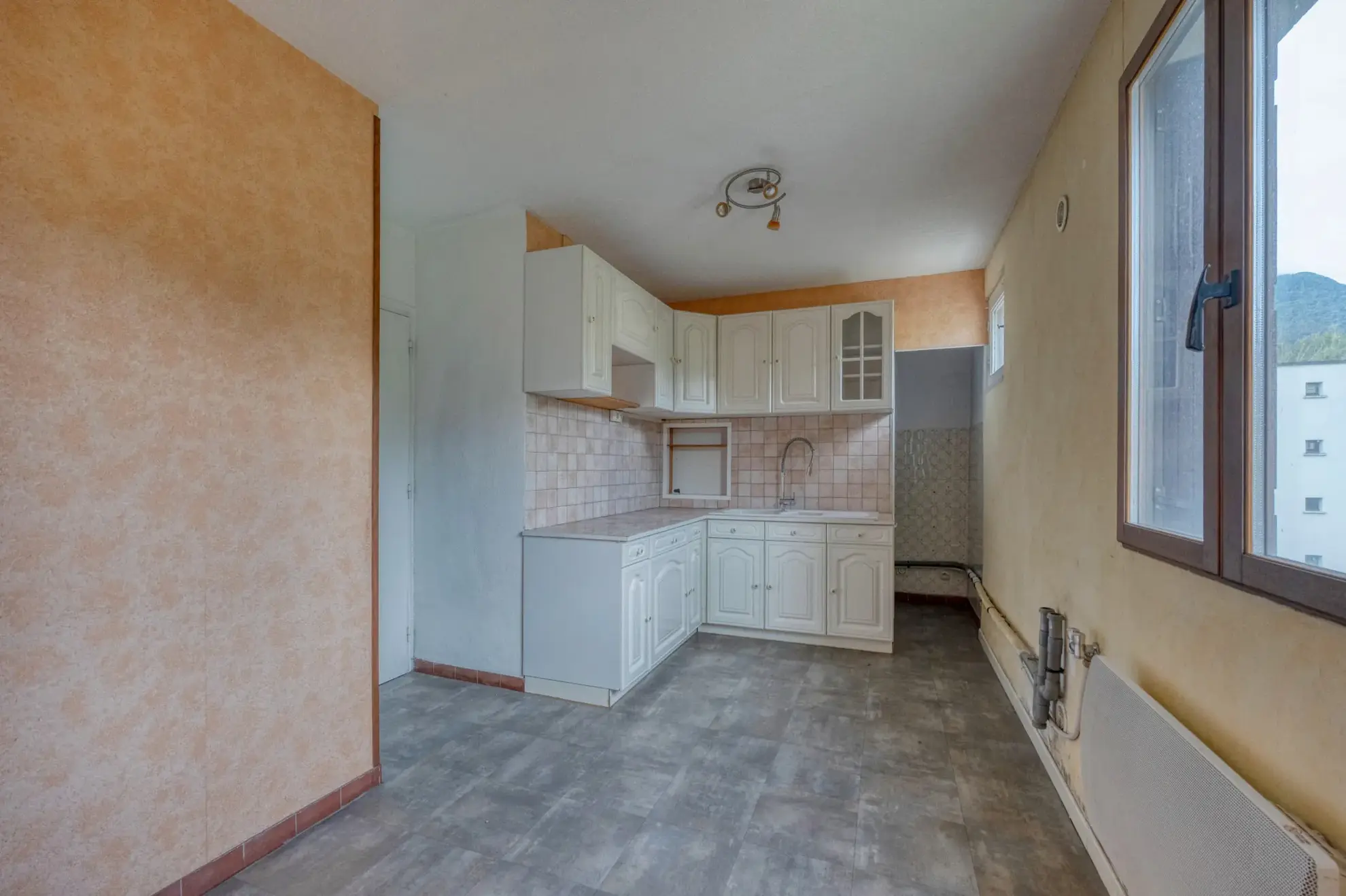 Appartement T4 de 79 m² à Vizille avec balcon, cave et parking, idéalement situé 