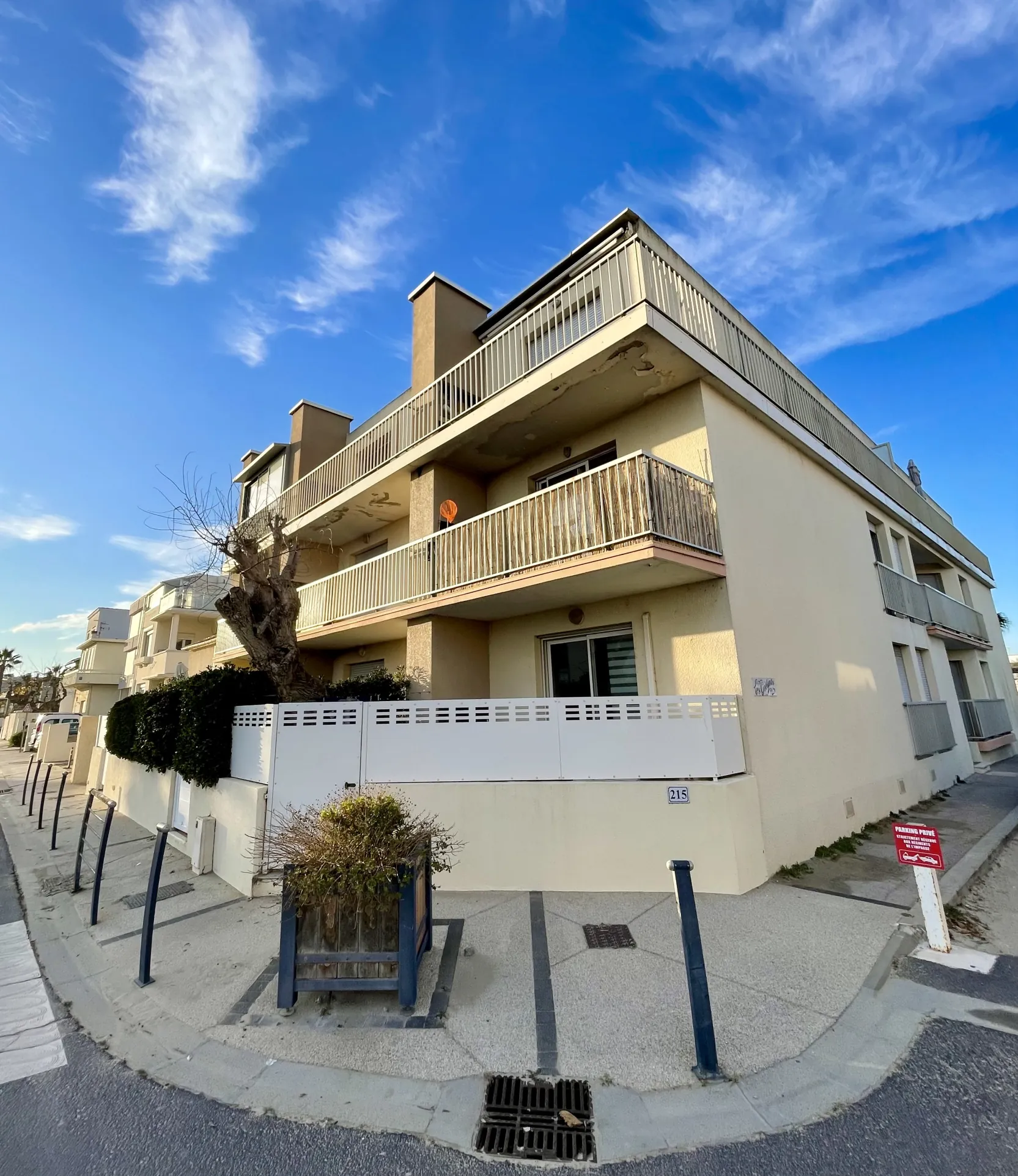 Appartement 3 pièces à Carnon-Plage avec vue latérale sur la mer et parking privé 